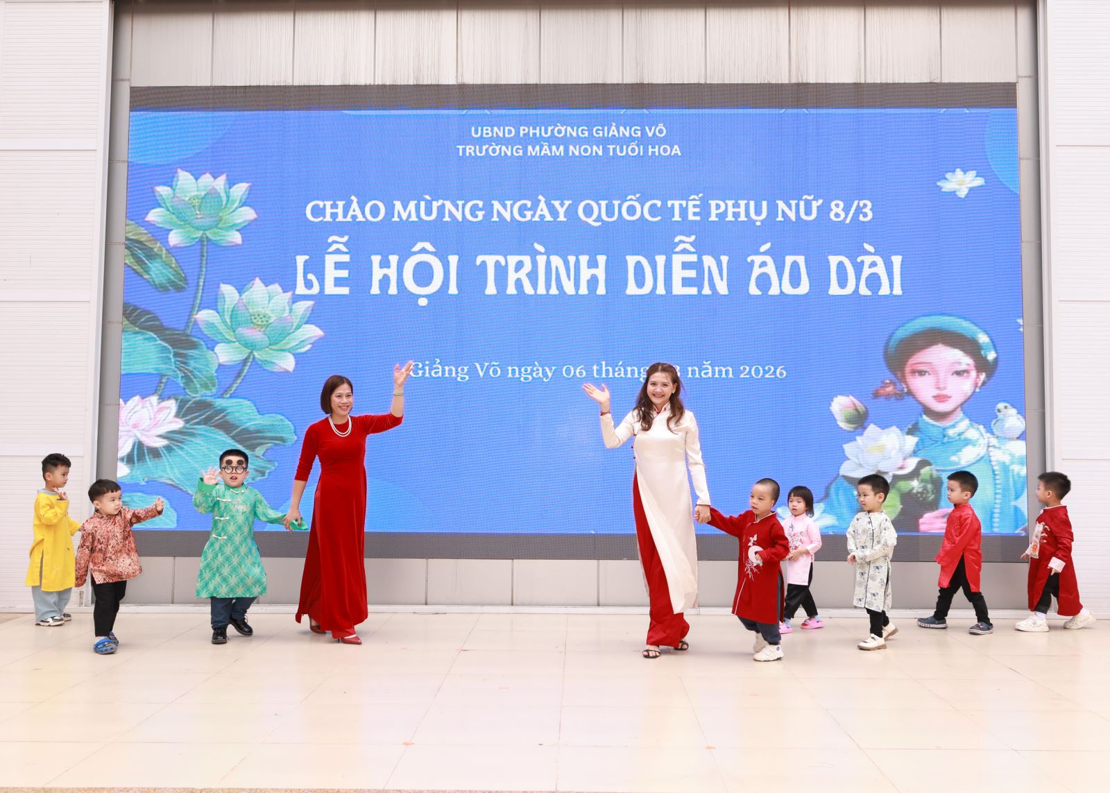 Các cô giáo lớp C3 dắt các bé cùng lên sân khấu