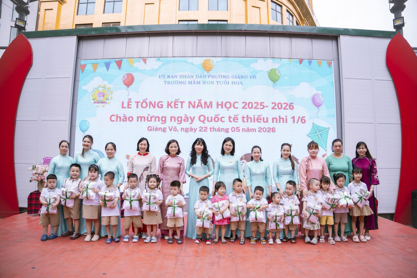Các bé Lớp C3 đại diện nhận quà của bác Hiệu trưởng dành cho lớp C3!