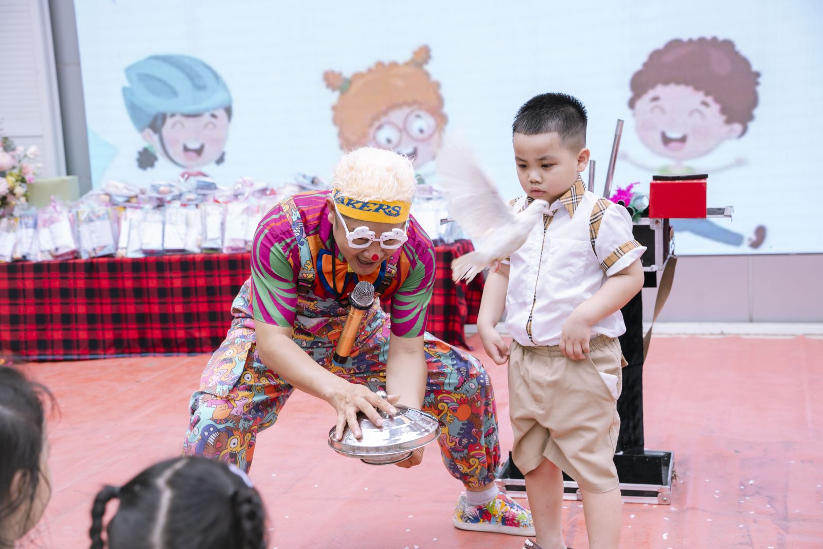 Bé Gia Kì được chú hề mời lên sân khấu cùng làm ảo thuật ...