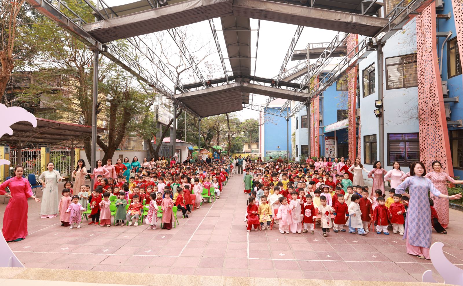 Các bé và các cô hào hứng với màn đồng diễn tiếp theo...