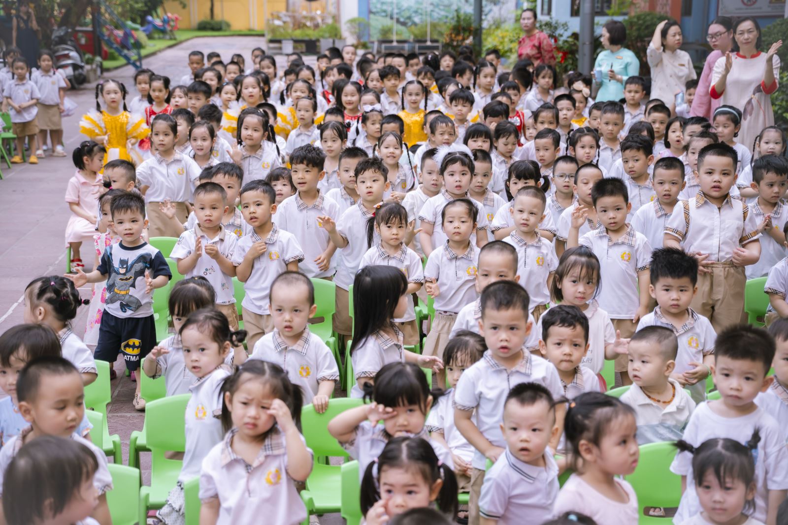 Các bé lớp C3 rất chăm trú xem từng tiết mục của các nghệ sĩ