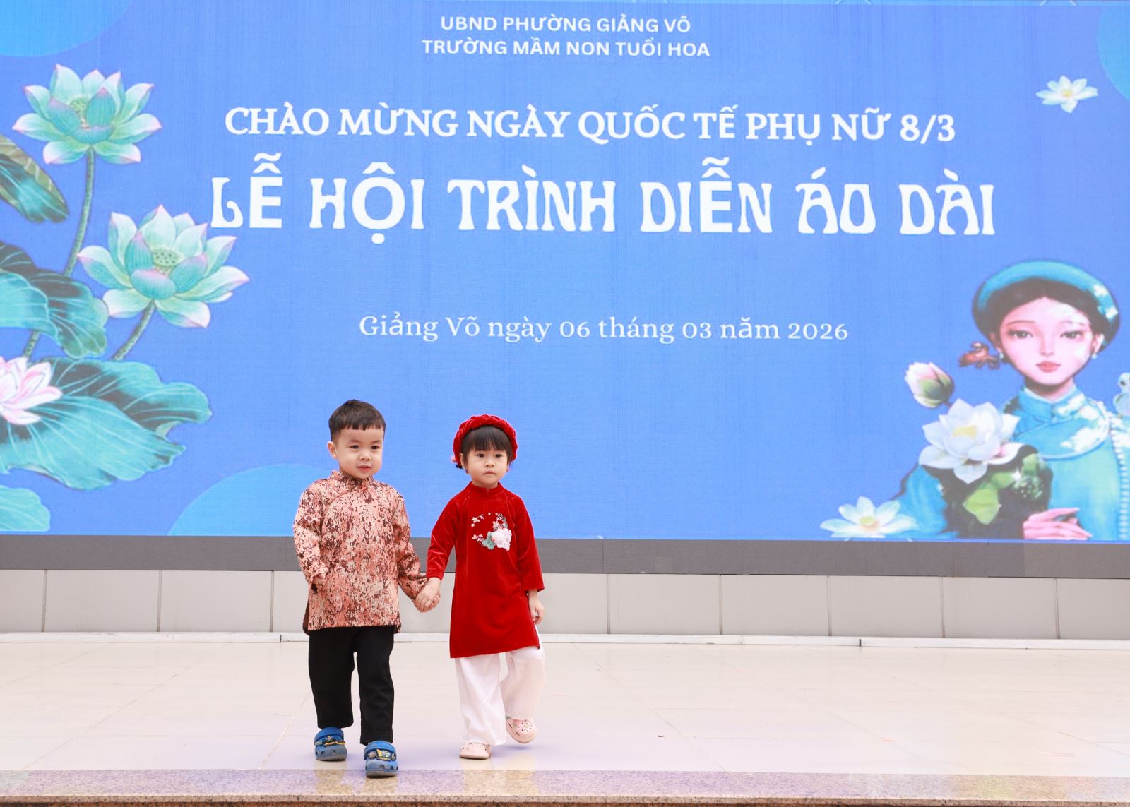 Bé Hải Phong rất tự tin dắt bạn diễn cùng sải bước trên sân khấu