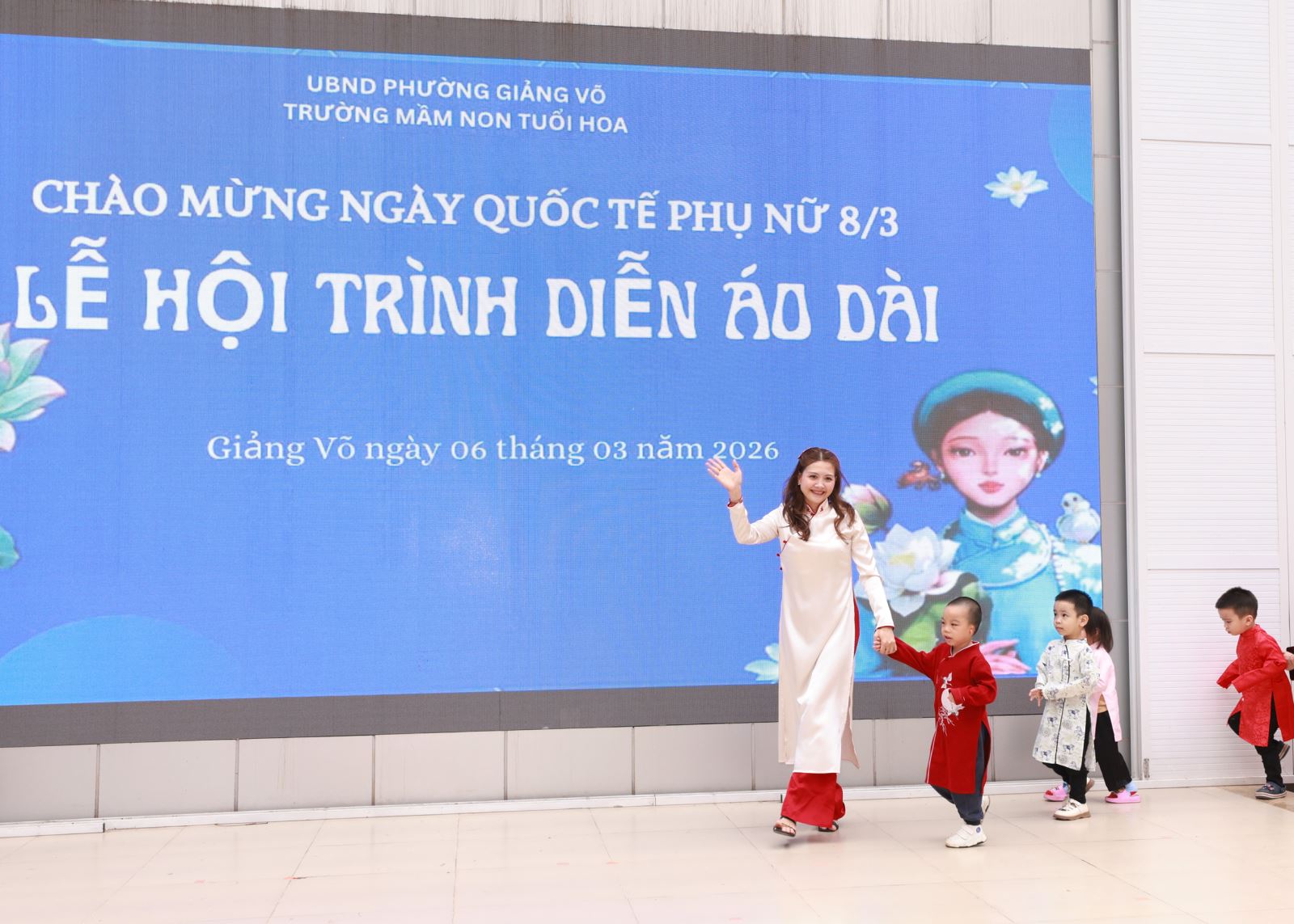 Bé nào cũng rất tập trung và hào hứng tham gia cùng các cô