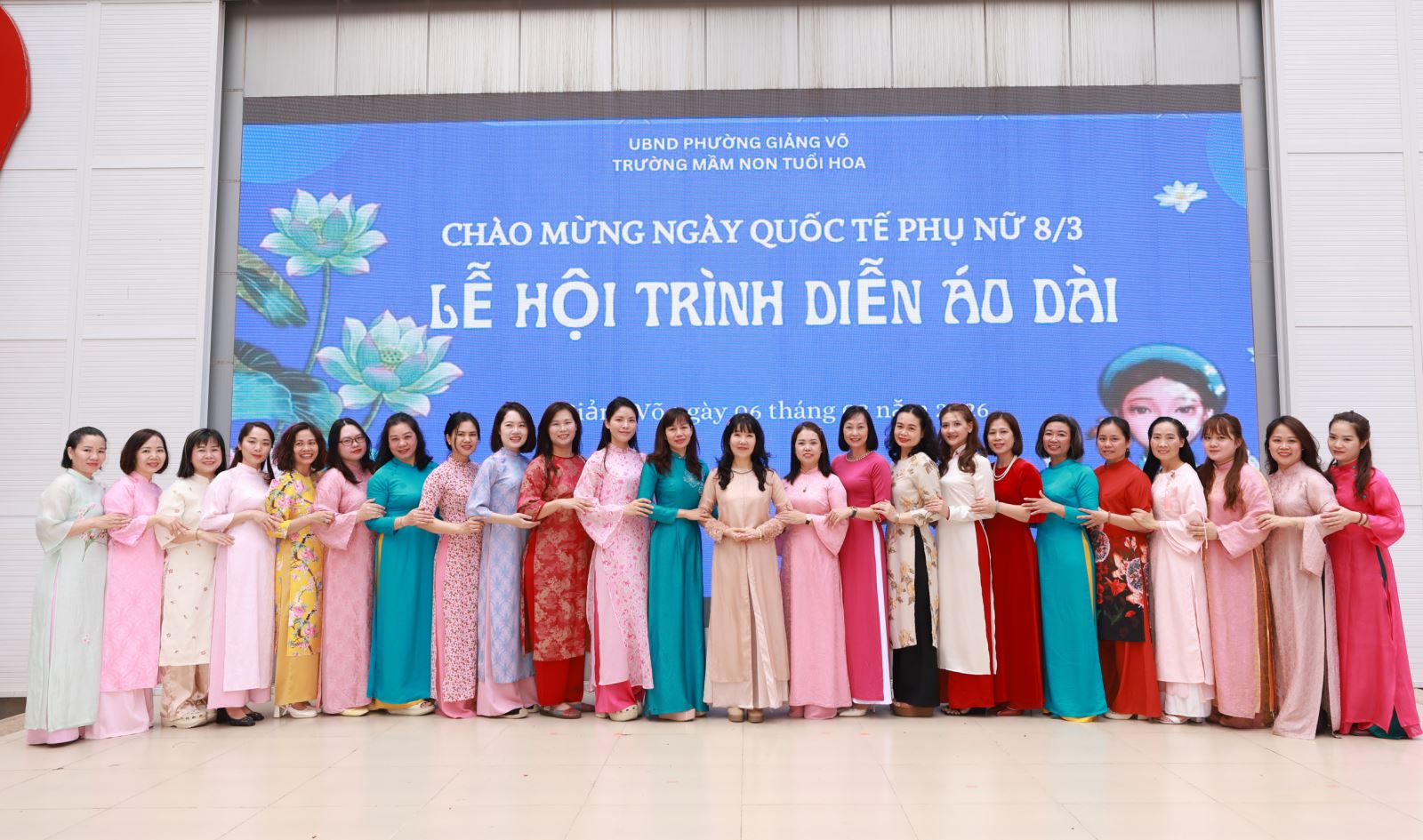 Các cô giáo trường mầm non Tuổi Hoa cũng tham gia trình diễn áo dài