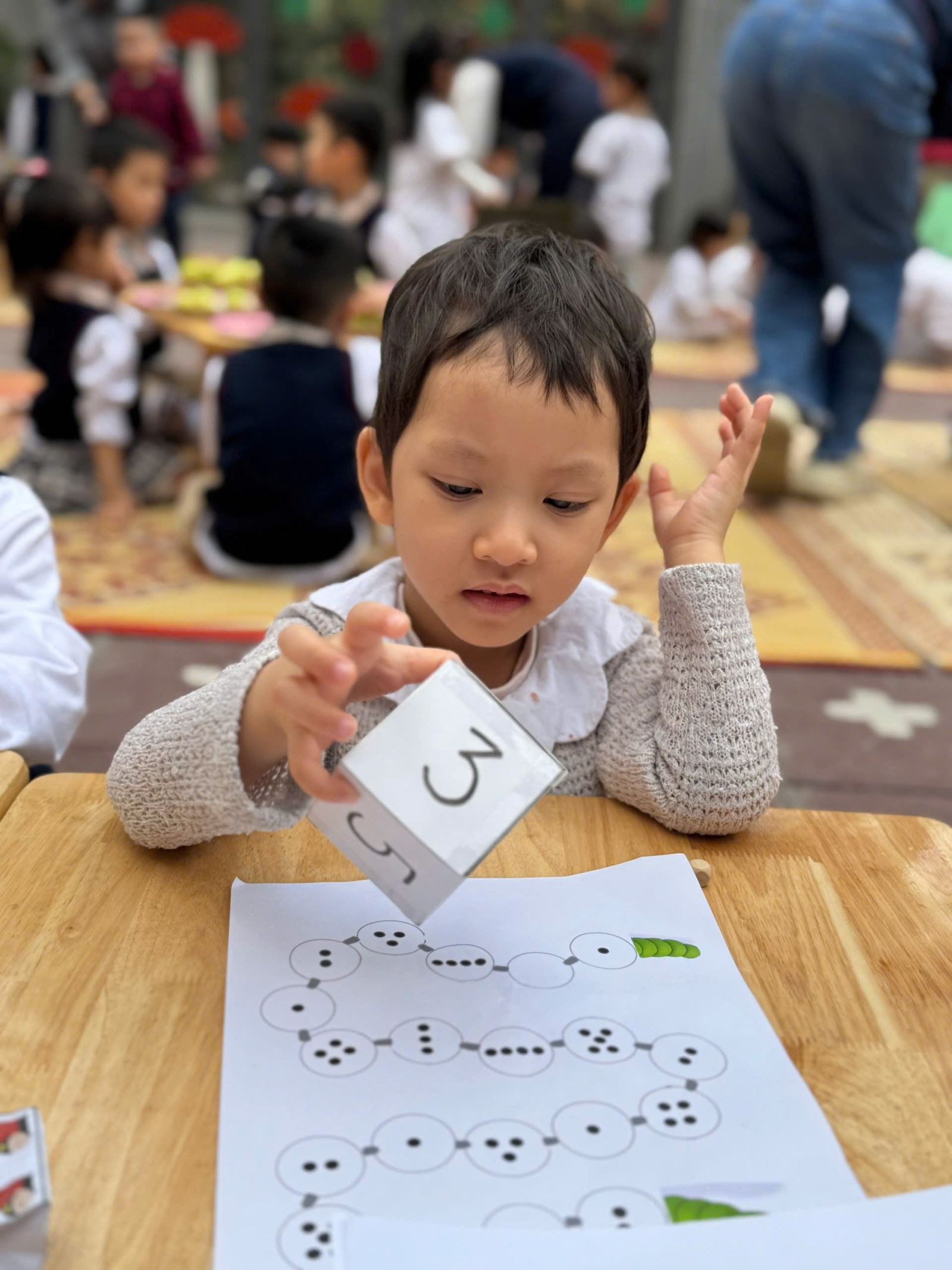 Bé Minh Hà đang tập trung để về đích thạt nhanh chiến thắng trò chơi "Tìm nhà cho sâu nhỏ"