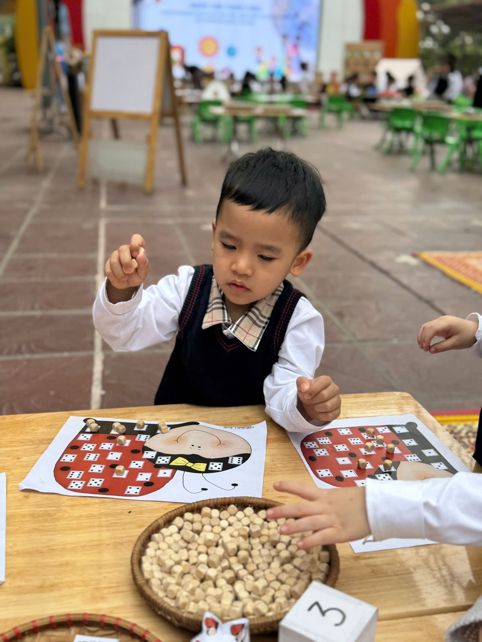 Bé Hoàng Long rất thích trò chơi "Bé thông minh nhanh trí"