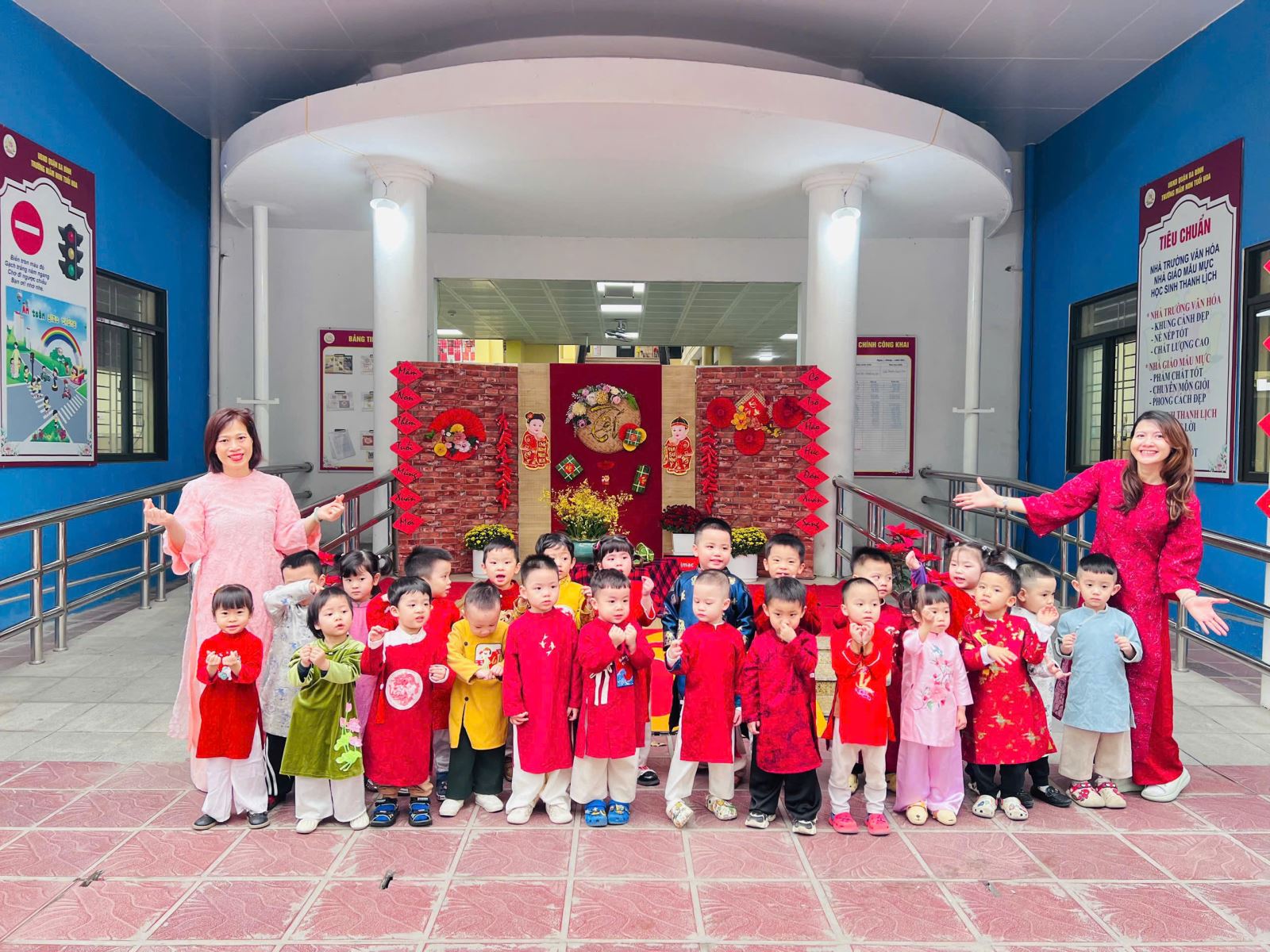 Các bé cùng cô giáo chụp ảnh kỉ niệm tết Bính Ngọ 2026