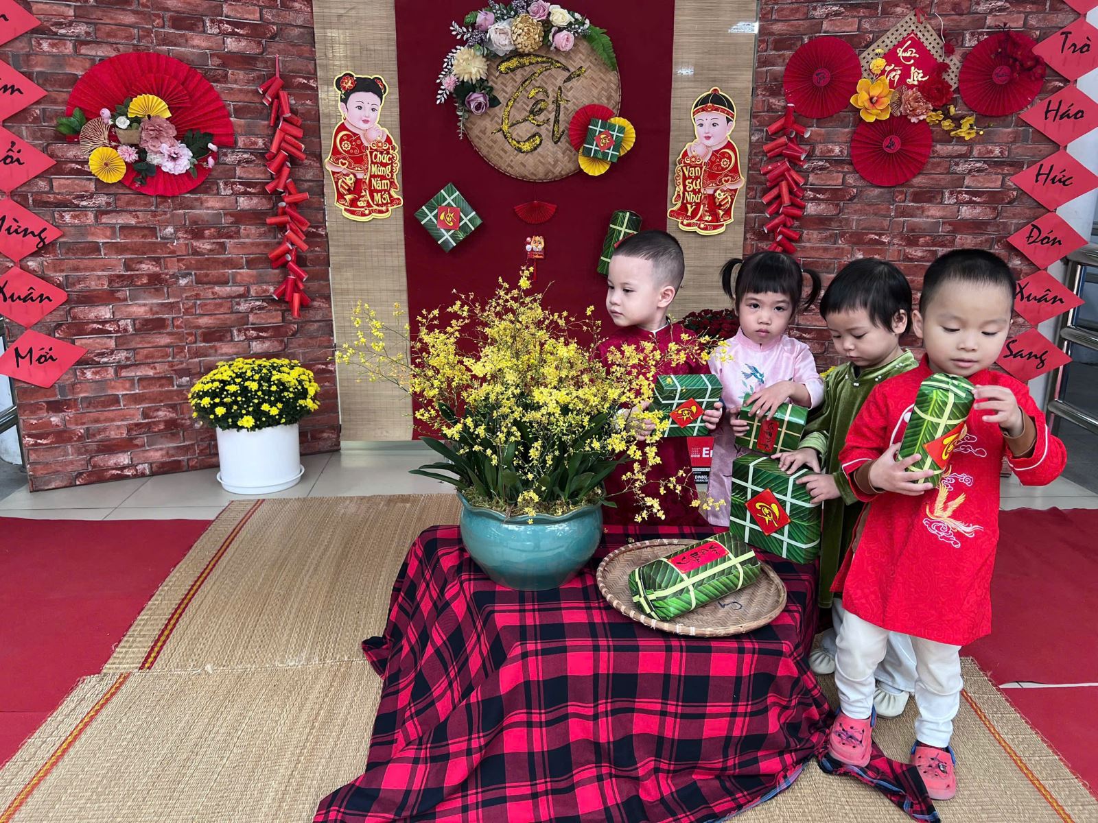 Cùng các bé đi thăm từng gian hàng hội chợ nhé !!!