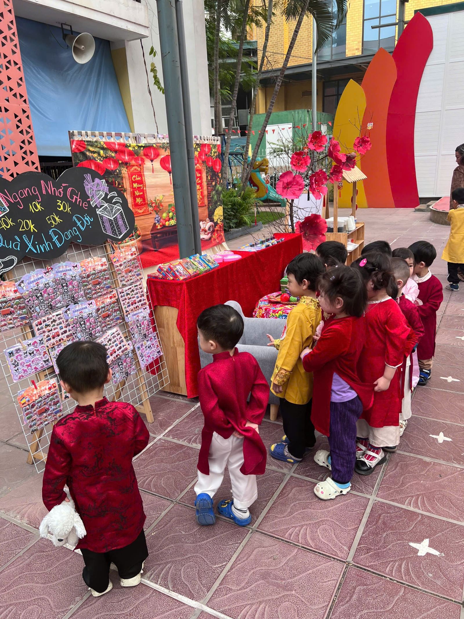 Nhớ ghé gian hàng quà lưu niệm nhé các bạn ...