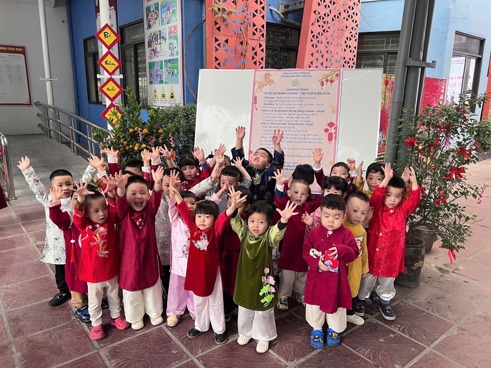 Khôn mặt rạng rỡ của các bé lớp C3 mong ngóng đến hội chợ tết .