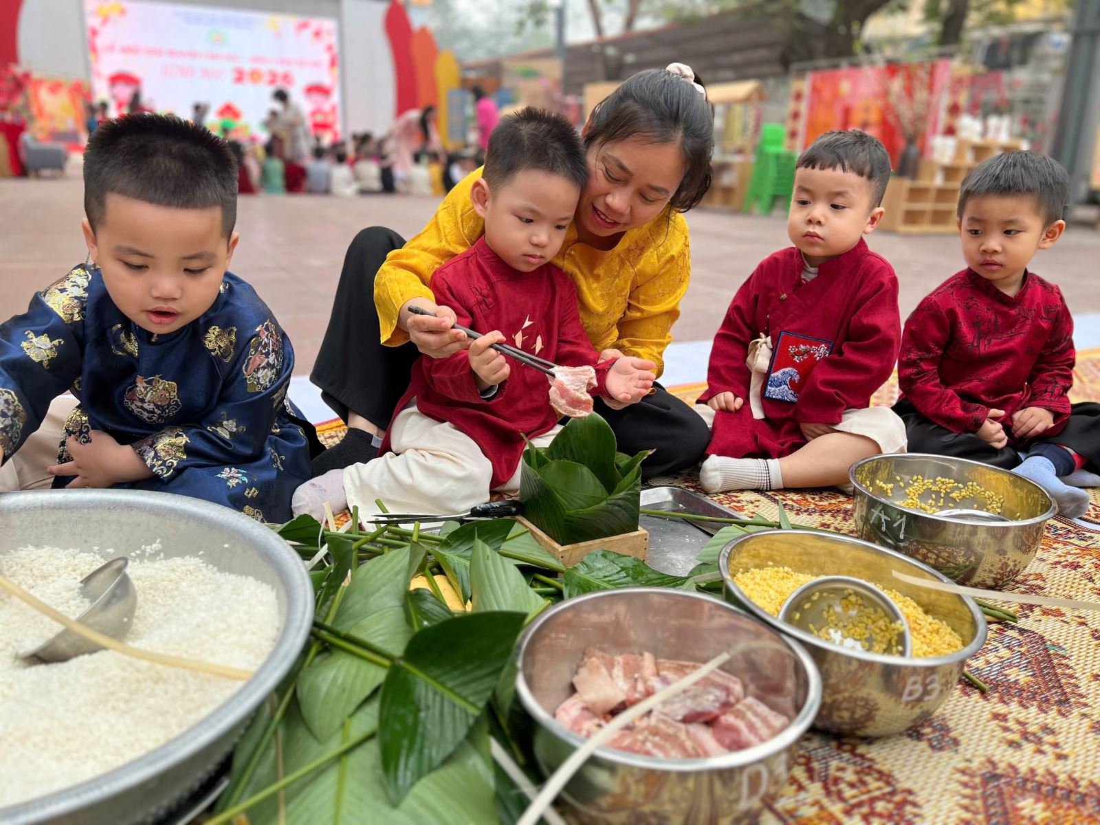 Miếng thịt béo ngậy này sẽ nằm ở chính giữa nhân của chiếc bánh chưng đó các bạn ạ...