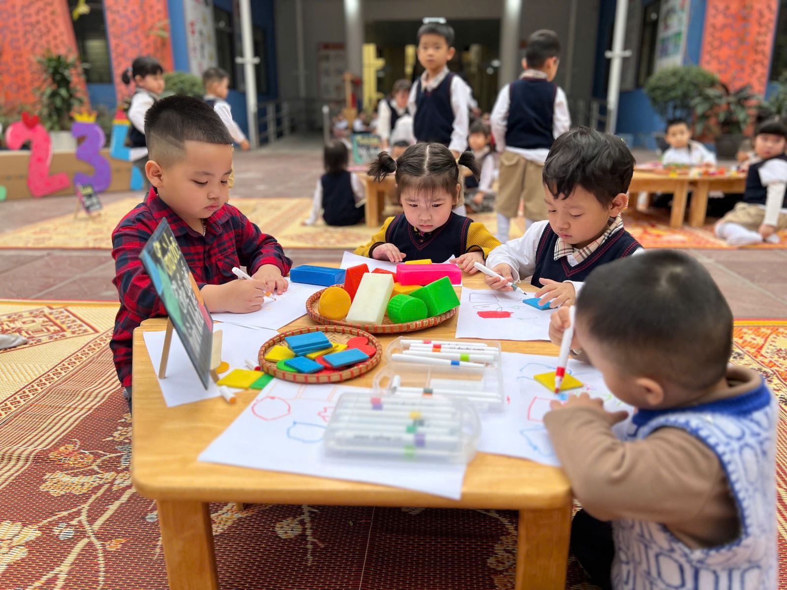 Thế giới hình khối luôn là điều thú vị với các bé...