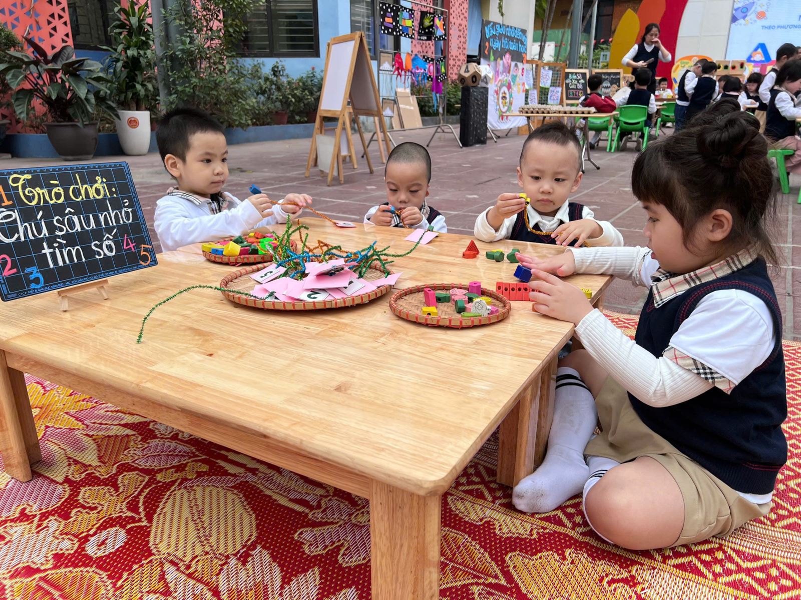 Các bé chơi trò chơi "Chú sâu nhỏ tìm số"