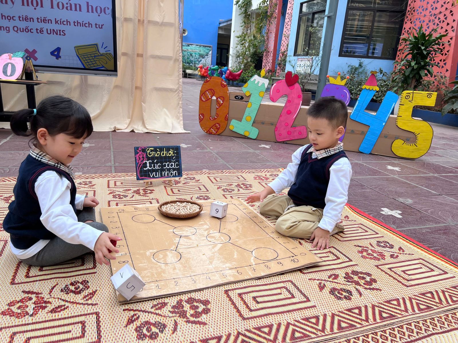 Bé nào cũng thích tung con xúc xắc để tìm đúng số ...