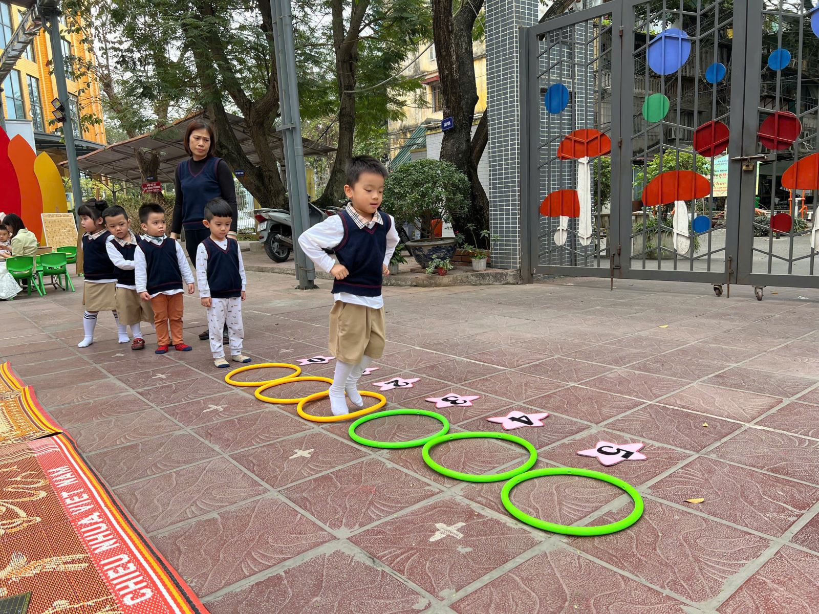 Các bé tham gia trò chơi "Bật nhảy cùng chữ số"