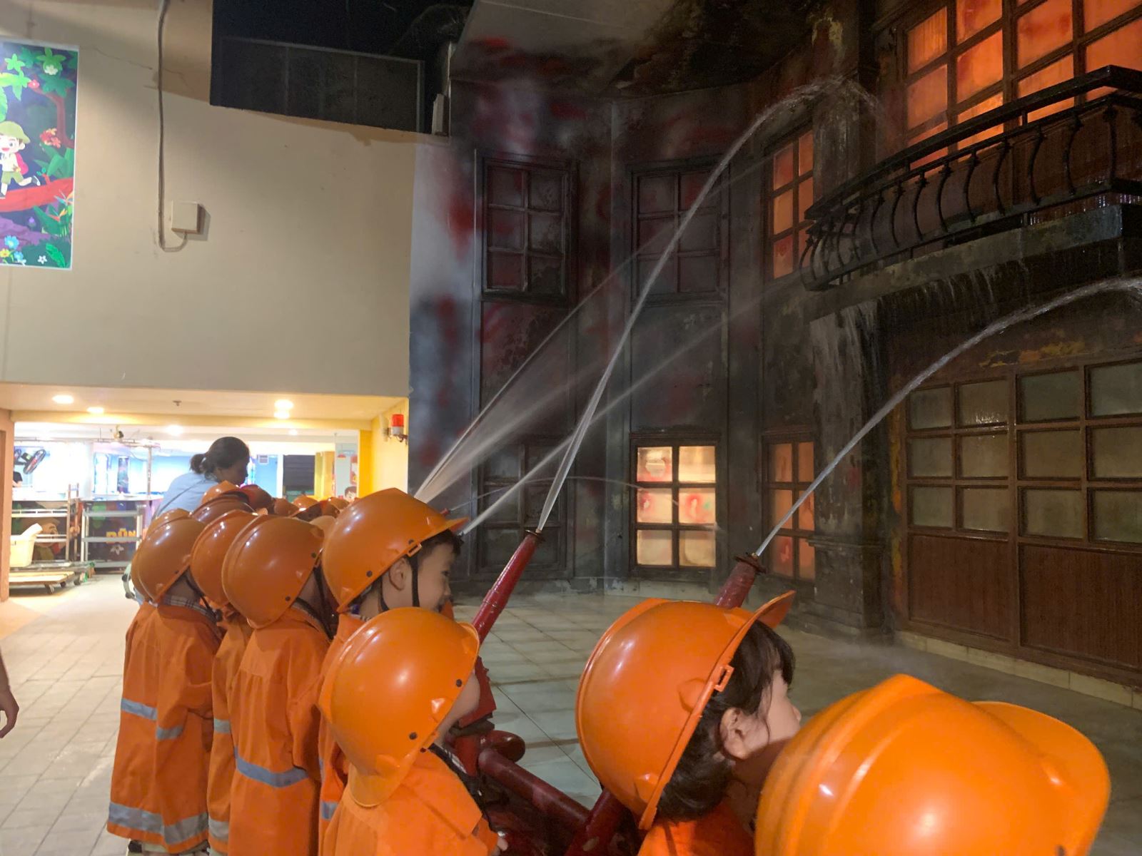 Các chú lính cứu hỏa đang chữa cháy rất dũng cảm...