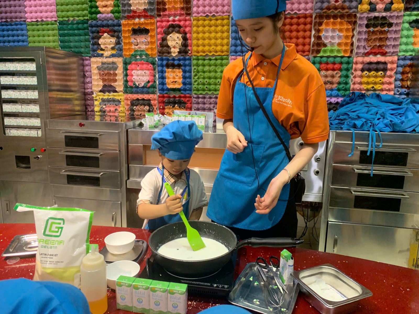 Bạn Minh Khánh xung phong giúp cô giáo đánh tan bơ...