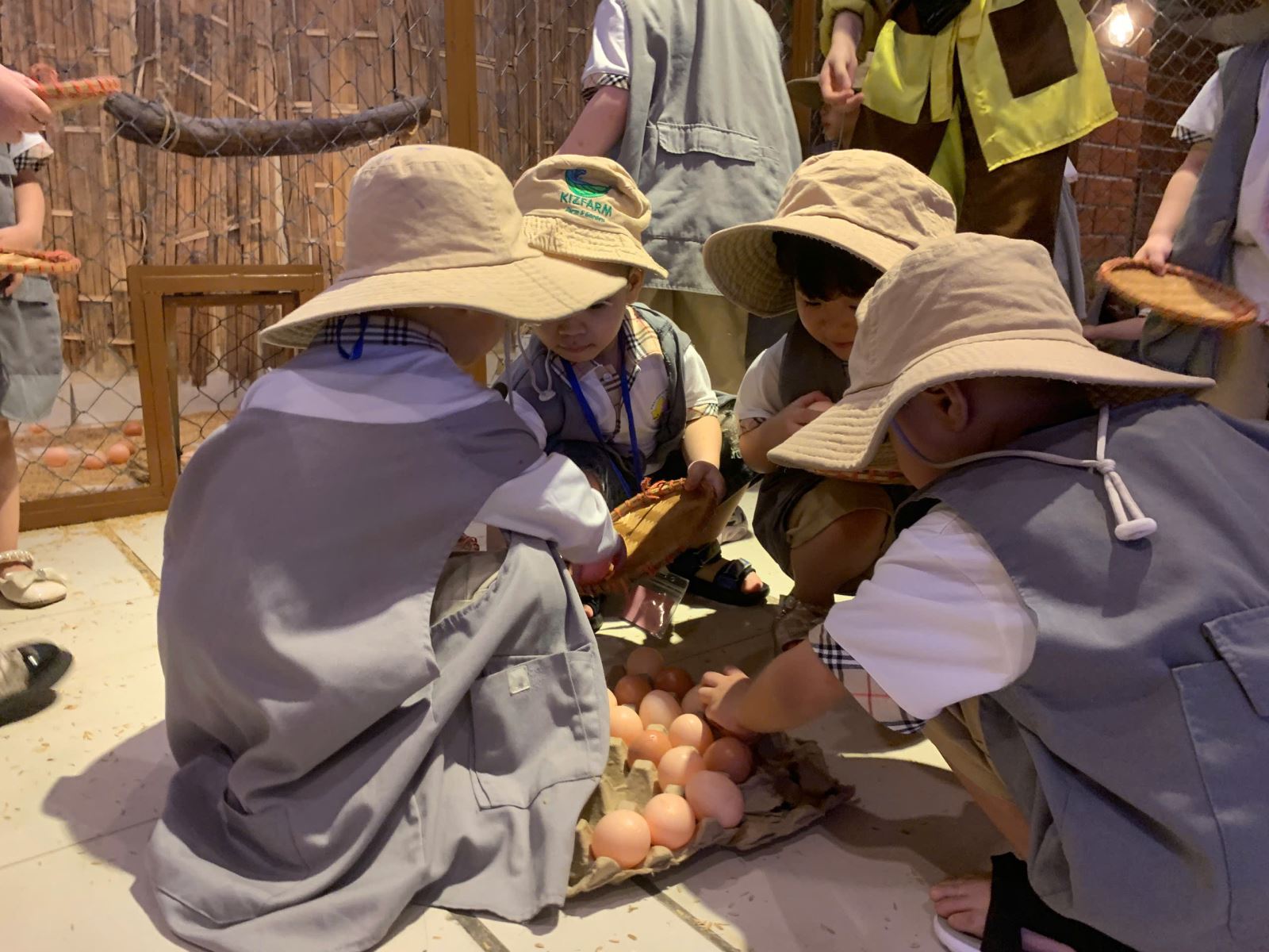 Trải nghiệm tiếp theo các bé được làm các bác nông dân ạ...