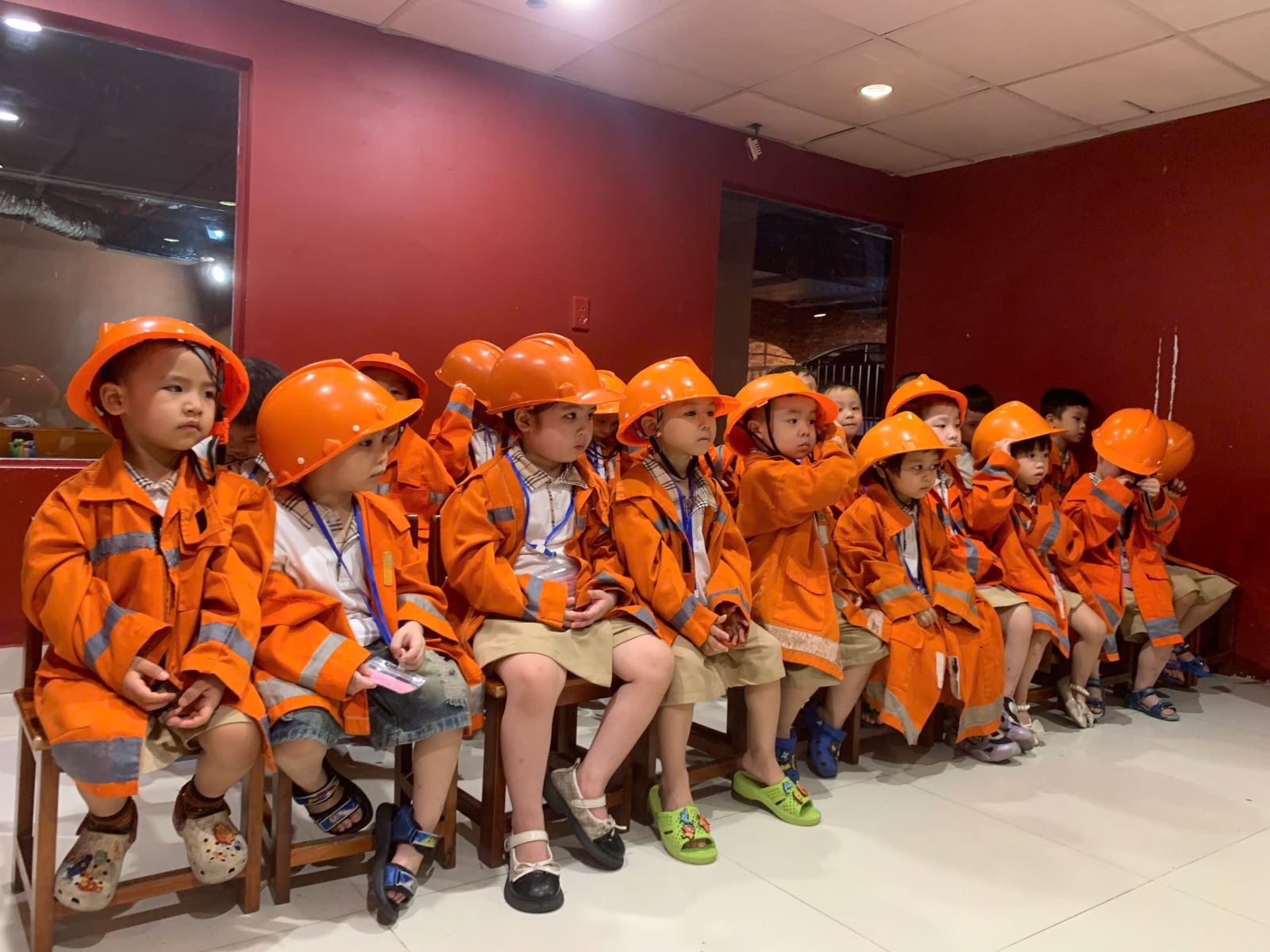 Các bé rất chăm trú nghe các cô chú hướng dẫn kỹ năng khi chữa cháy...