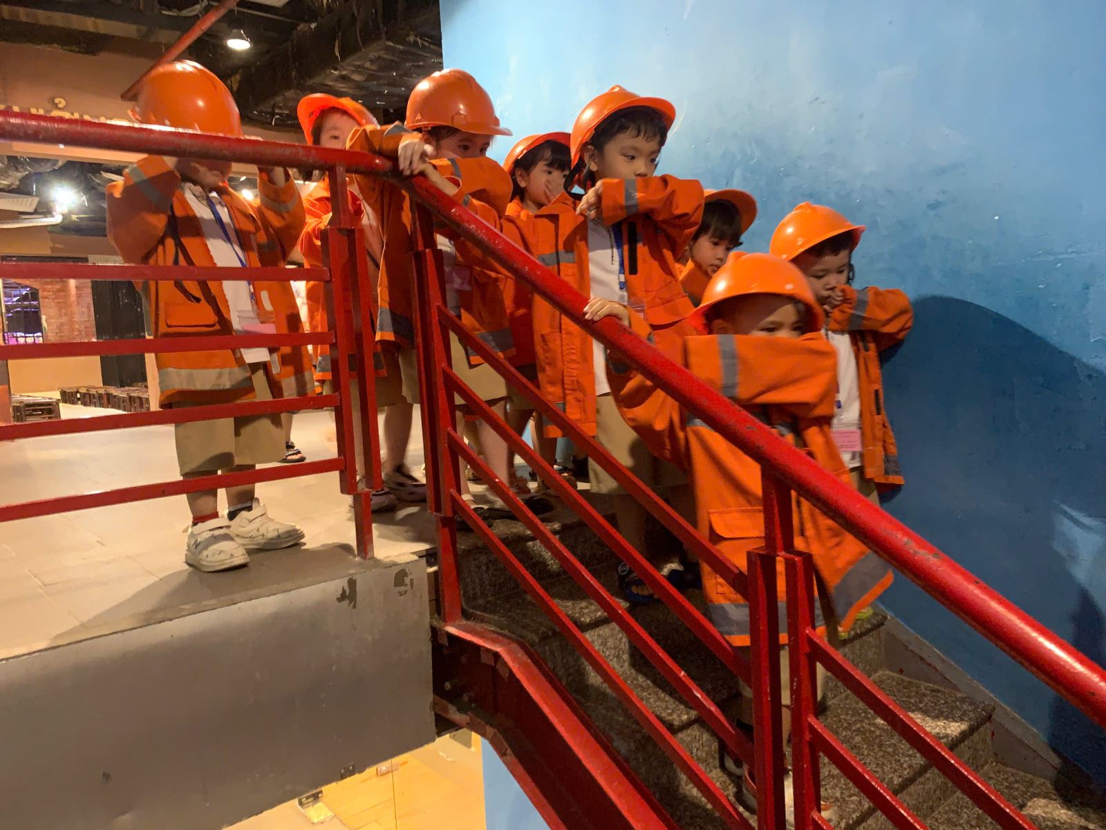 Kỹ năng đi trong đám cháy được các bé thực hành rất tốt....