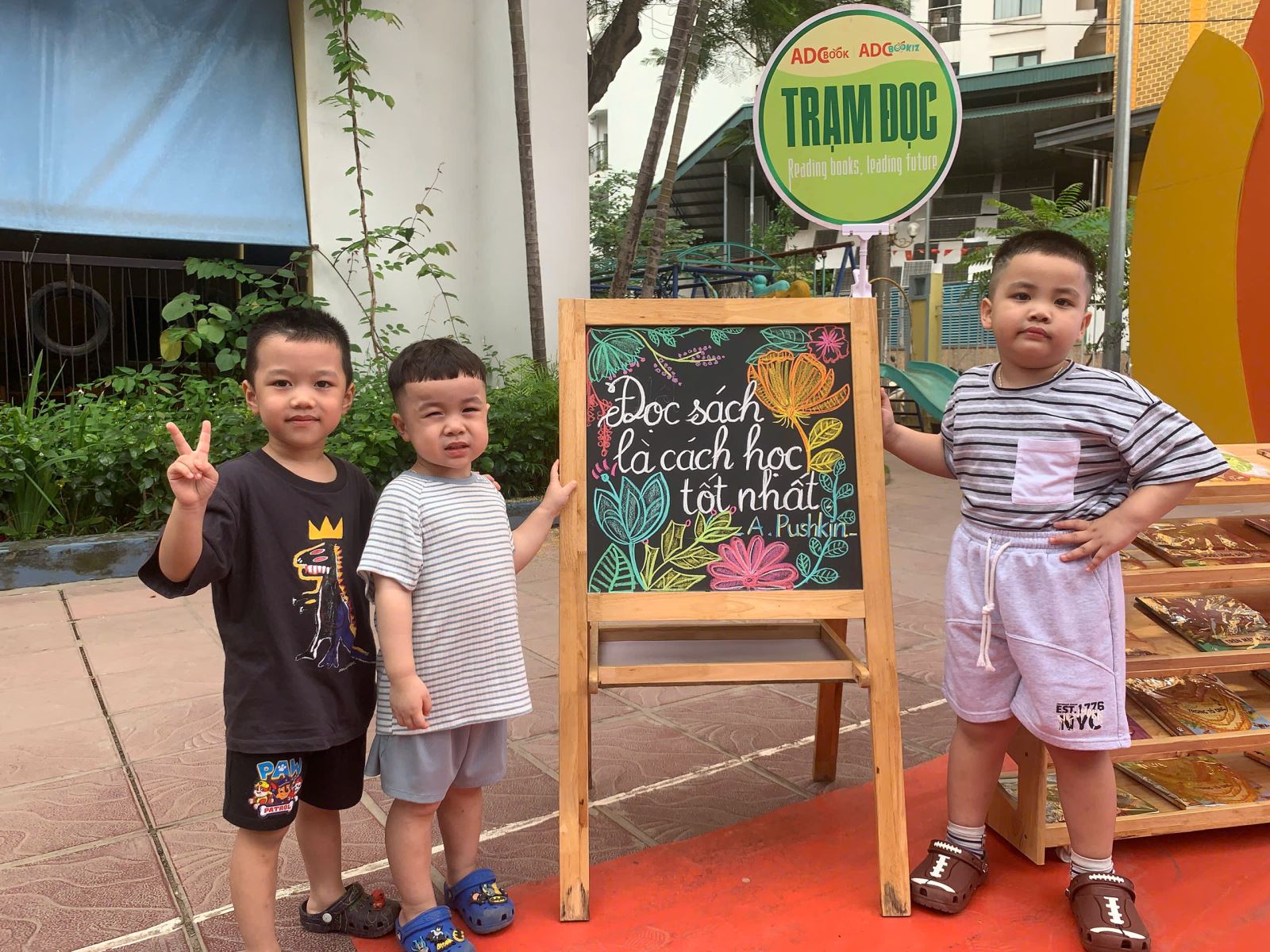 Đọc sách là cách học tốt nhất đó các bé ạ ....