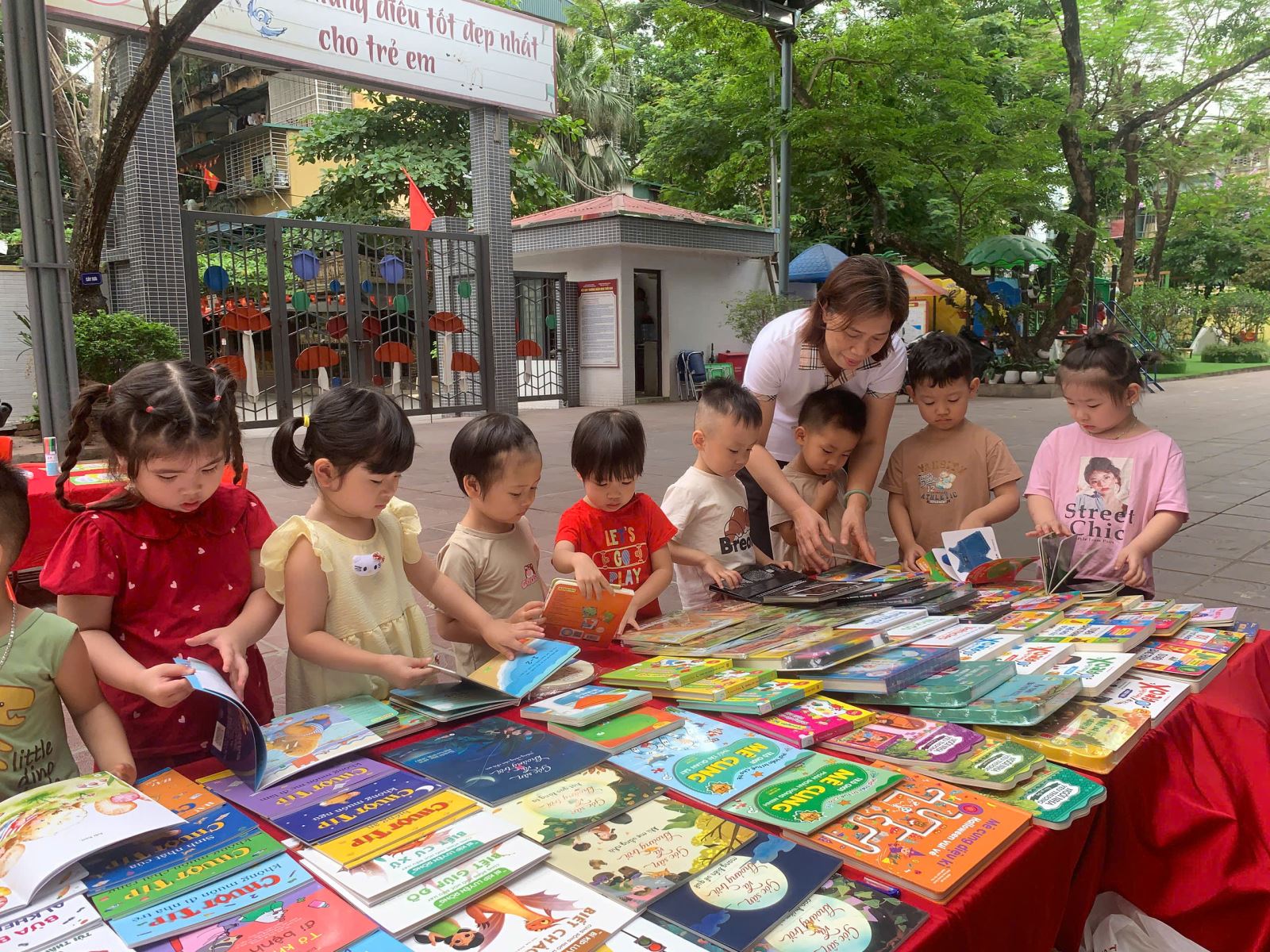 Ngày hội sách có đa dạng các loại sách dành cho lứa tuổi mầm non...