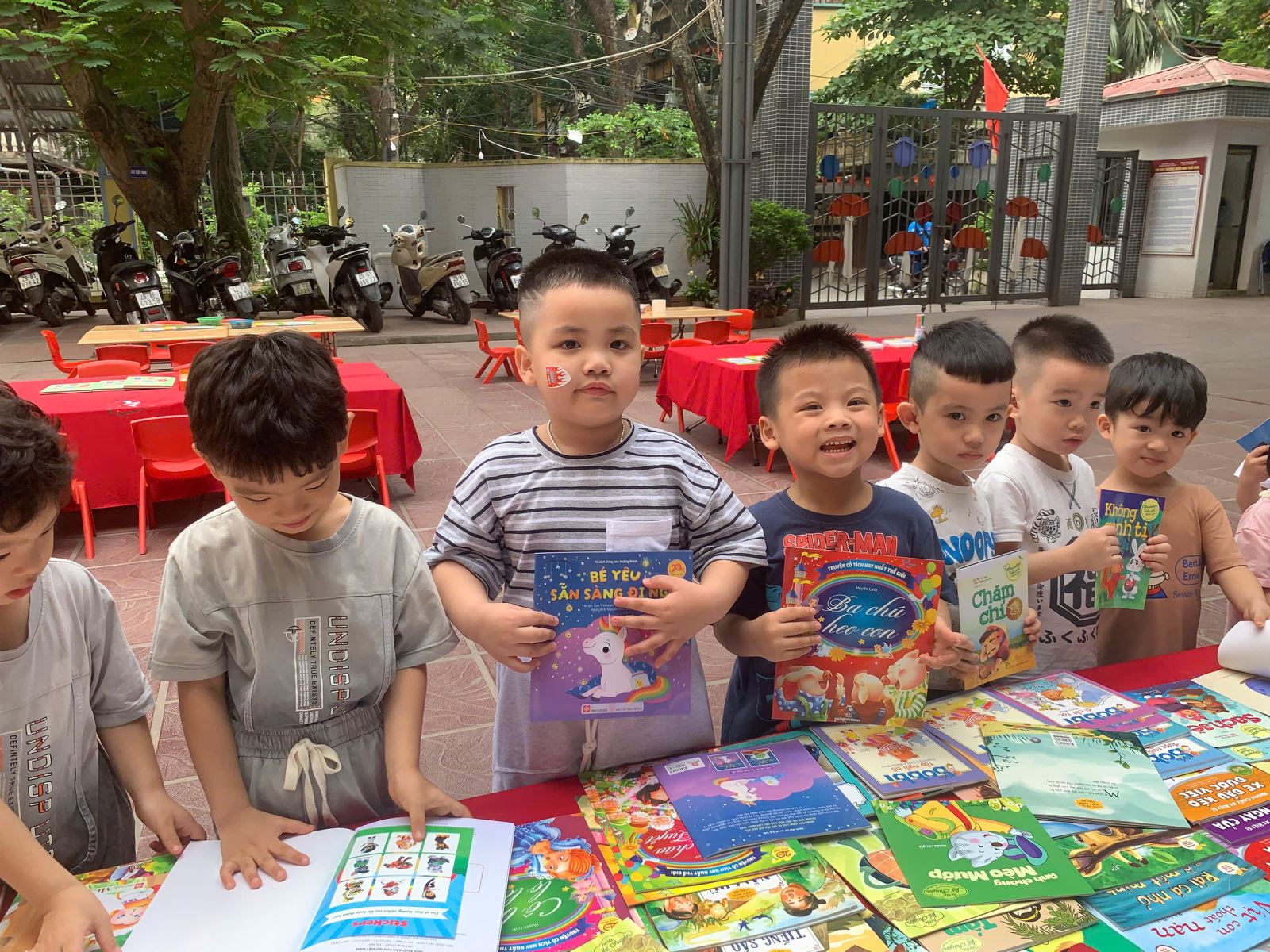 Nụ cười tươi của các bé khi chọn được cuốn sách mình yêu thích !!!