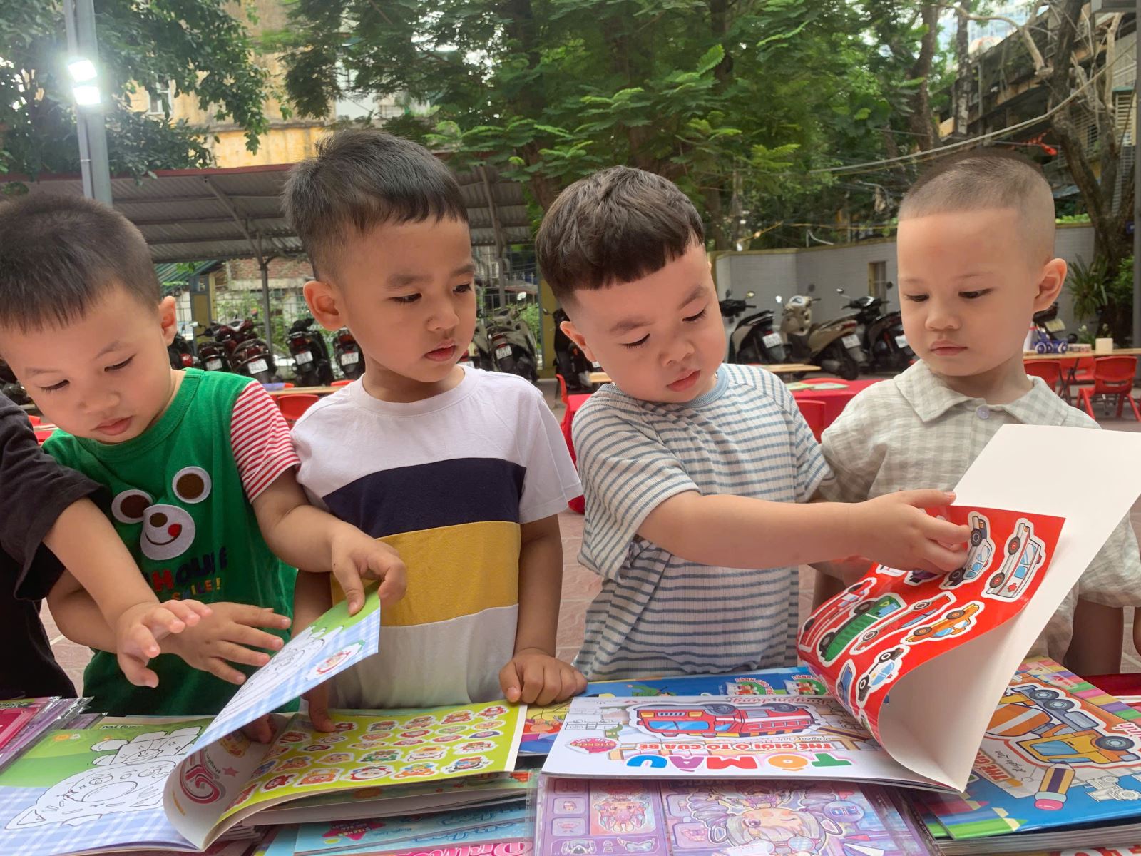 Các bé rất chăm trú với hoạt động đọc sách...