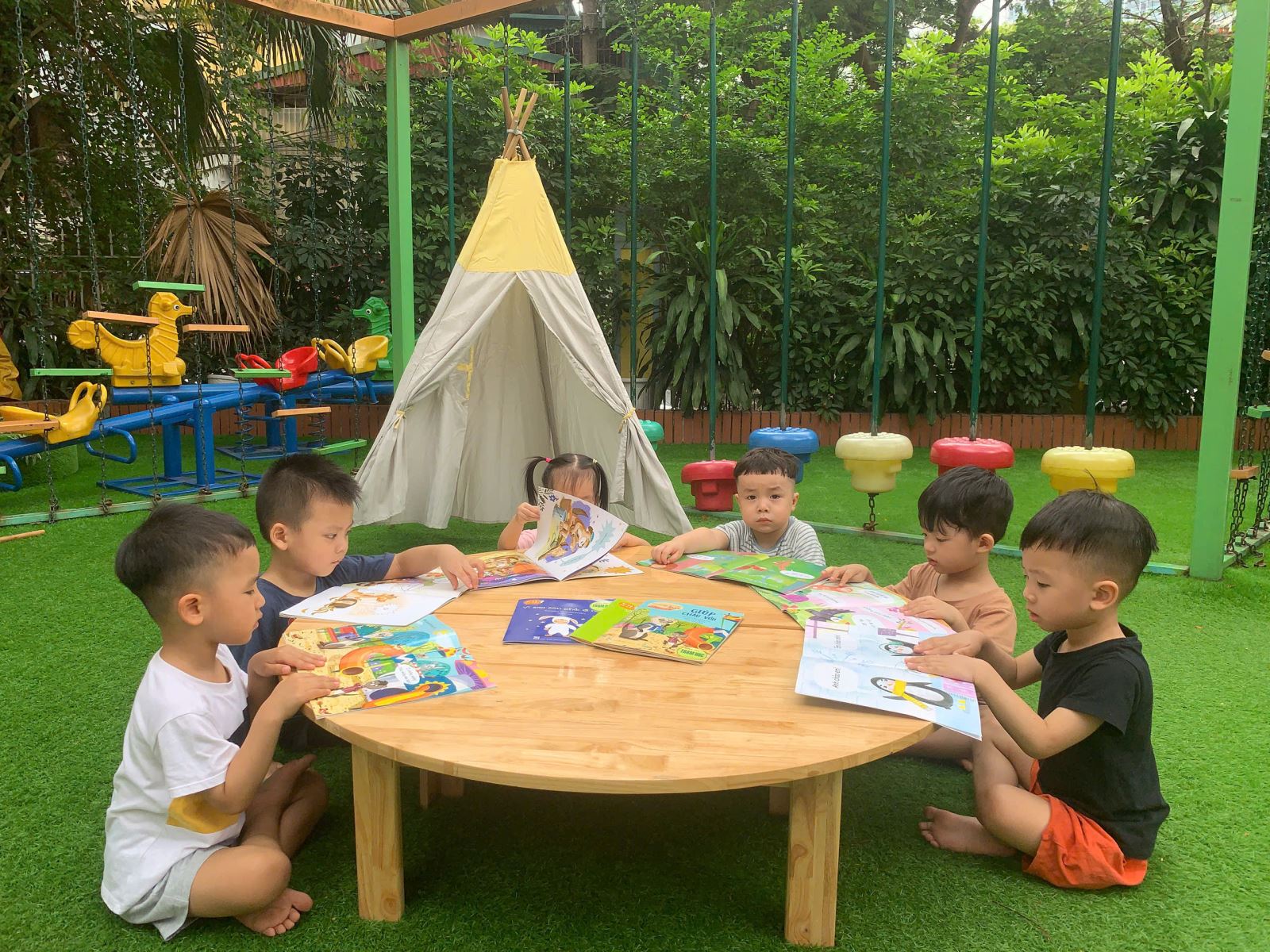 Không gian đọc sách của các bé thật là thư giãn nhé ...
