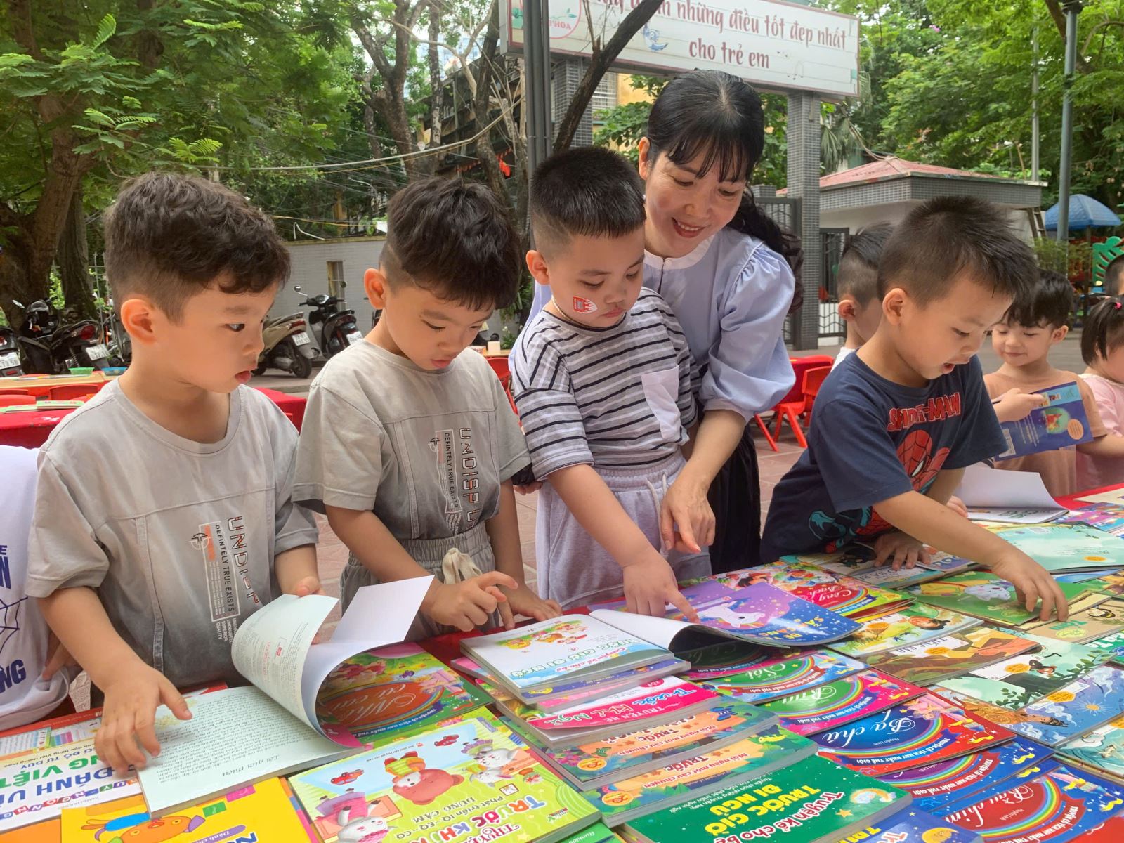 Các bé được bác Hiệu trưởng kể cho một câu chuyện thật hay...
