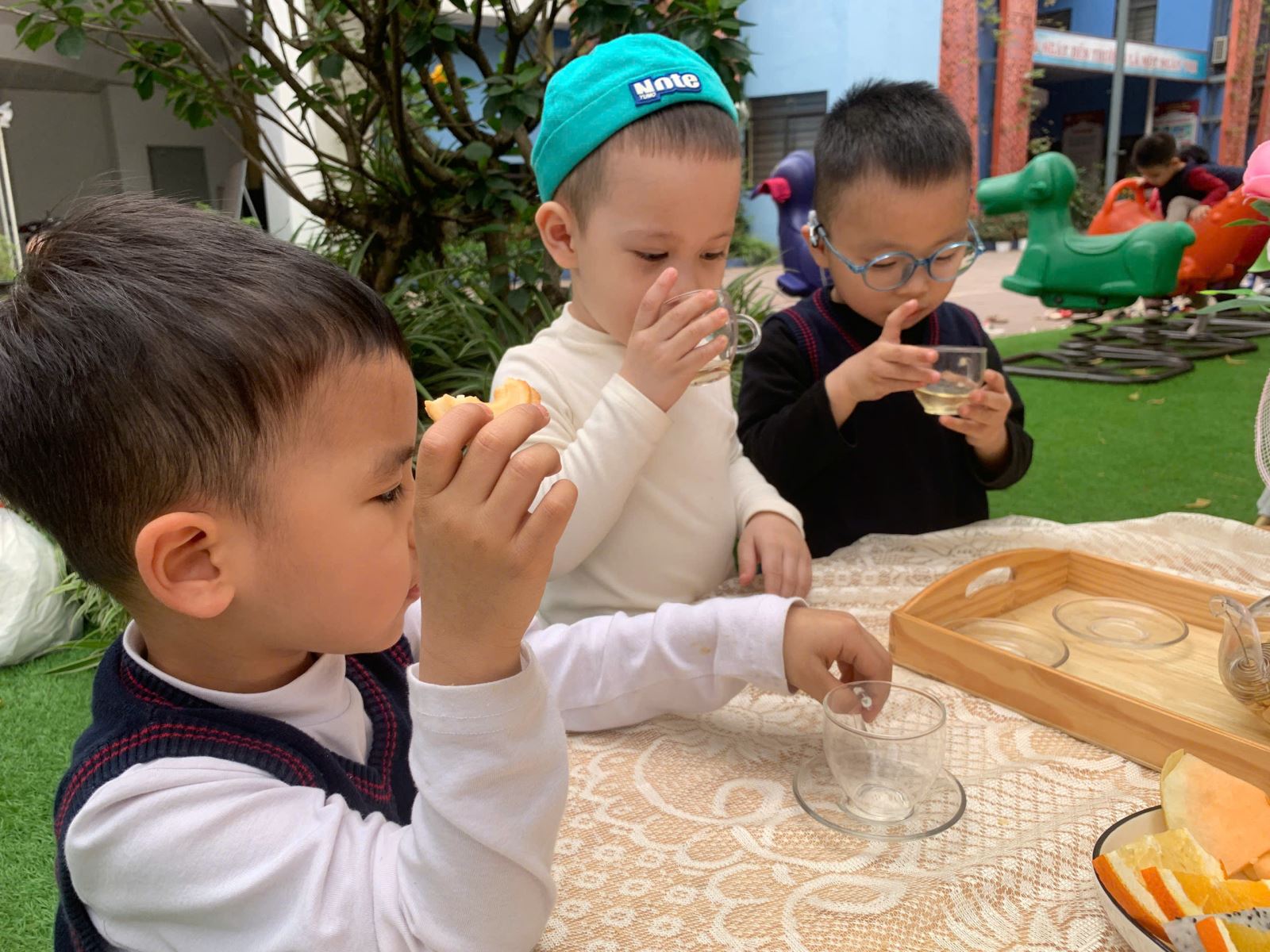 Cùng các bé hít hà ly trà thơm phức với bạn bè Chill chill...