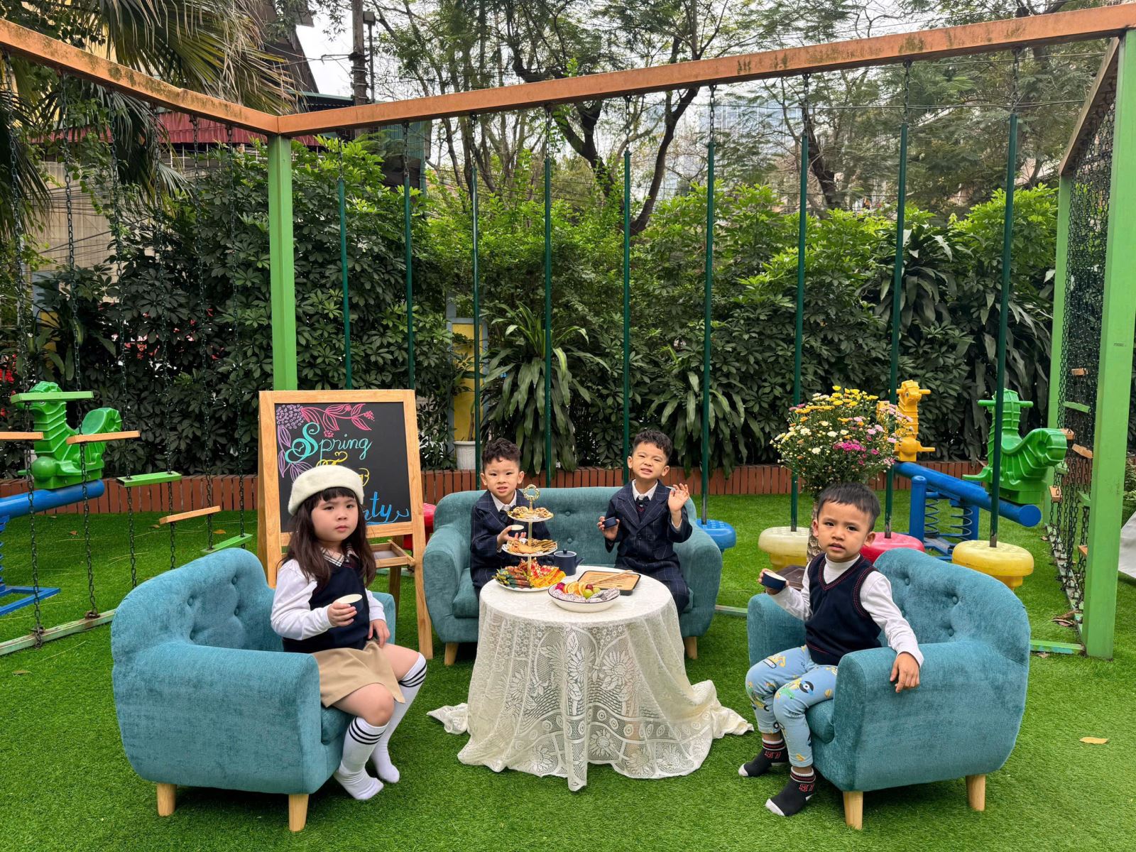 Các bé đã chọn rất nhiều trang phục đẹp để tham gia tiệc trà mùa xuân