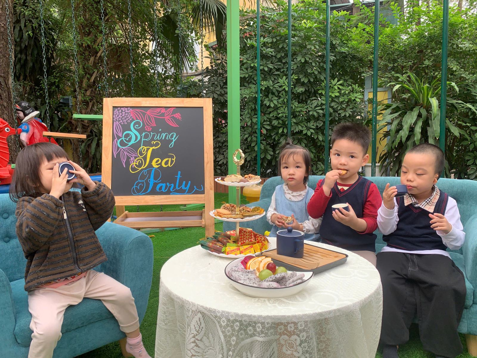 Thật thú vị với chiếc bánh quy giòn tan và ly trà thơm phức...