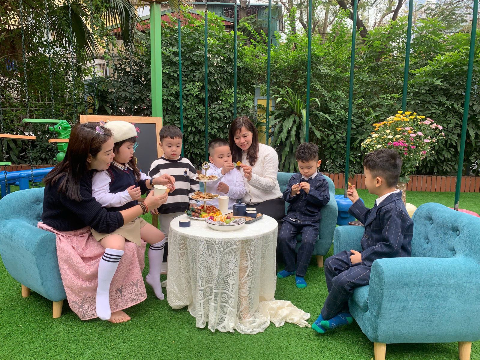 Các bác trong BGH nhà trường rất vui vẻ tham gia tiệc trà cùng các bé lớp C3!!!