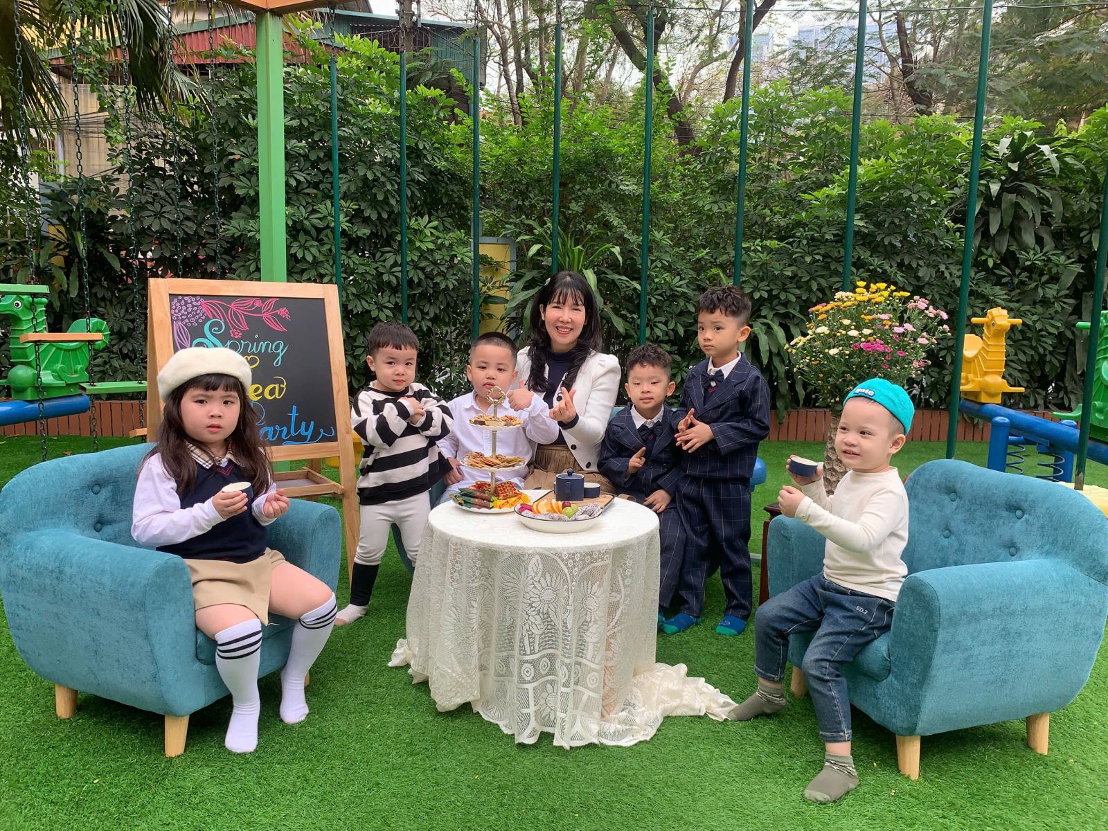 Các bé Checkin với góc bàn trà cùng bác Hiệu trưởng!!!
