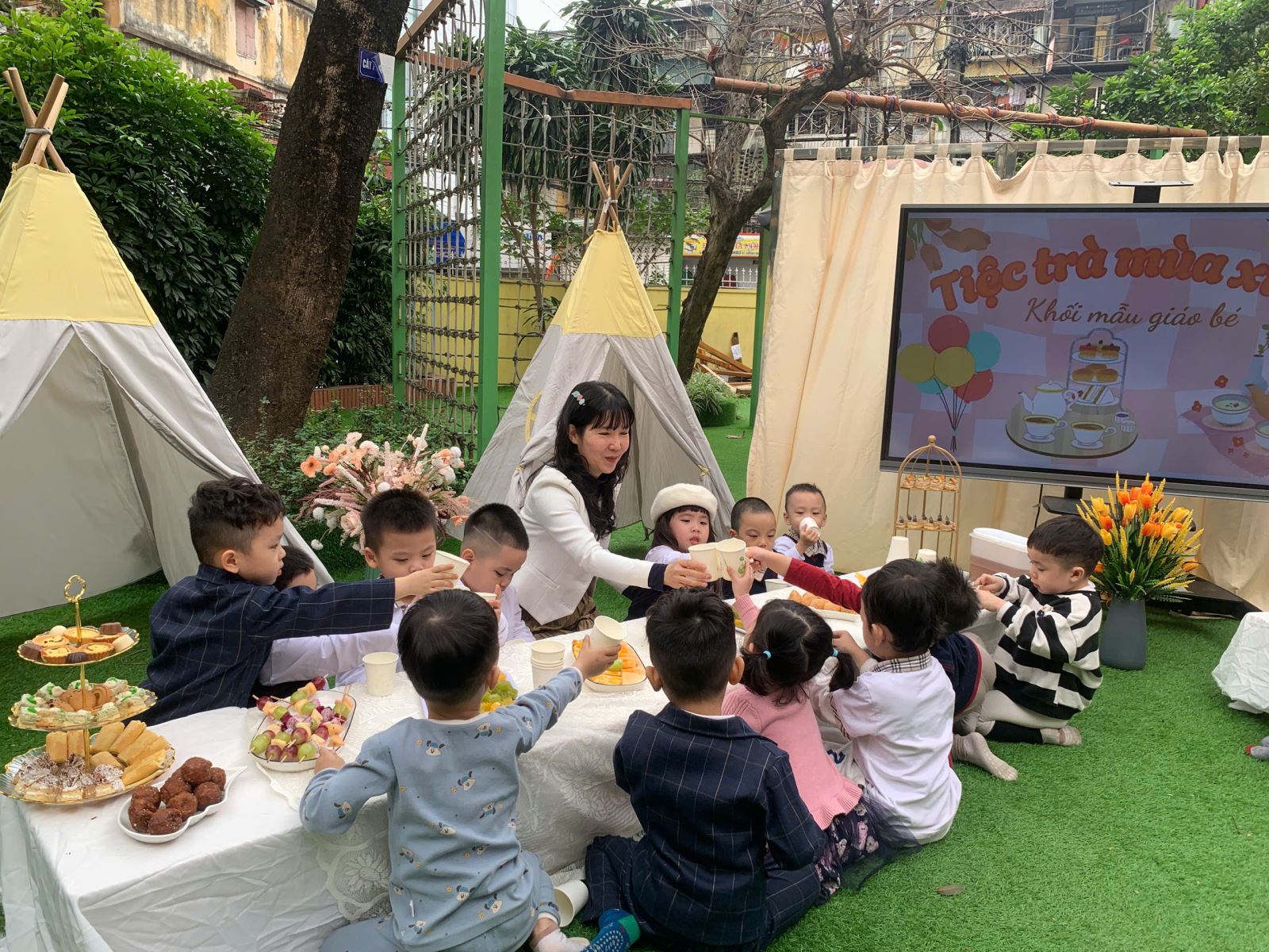 Bác Hiệu trưởng Thanh Hoa tham gia tiệc trà cùng các bé lớp C3