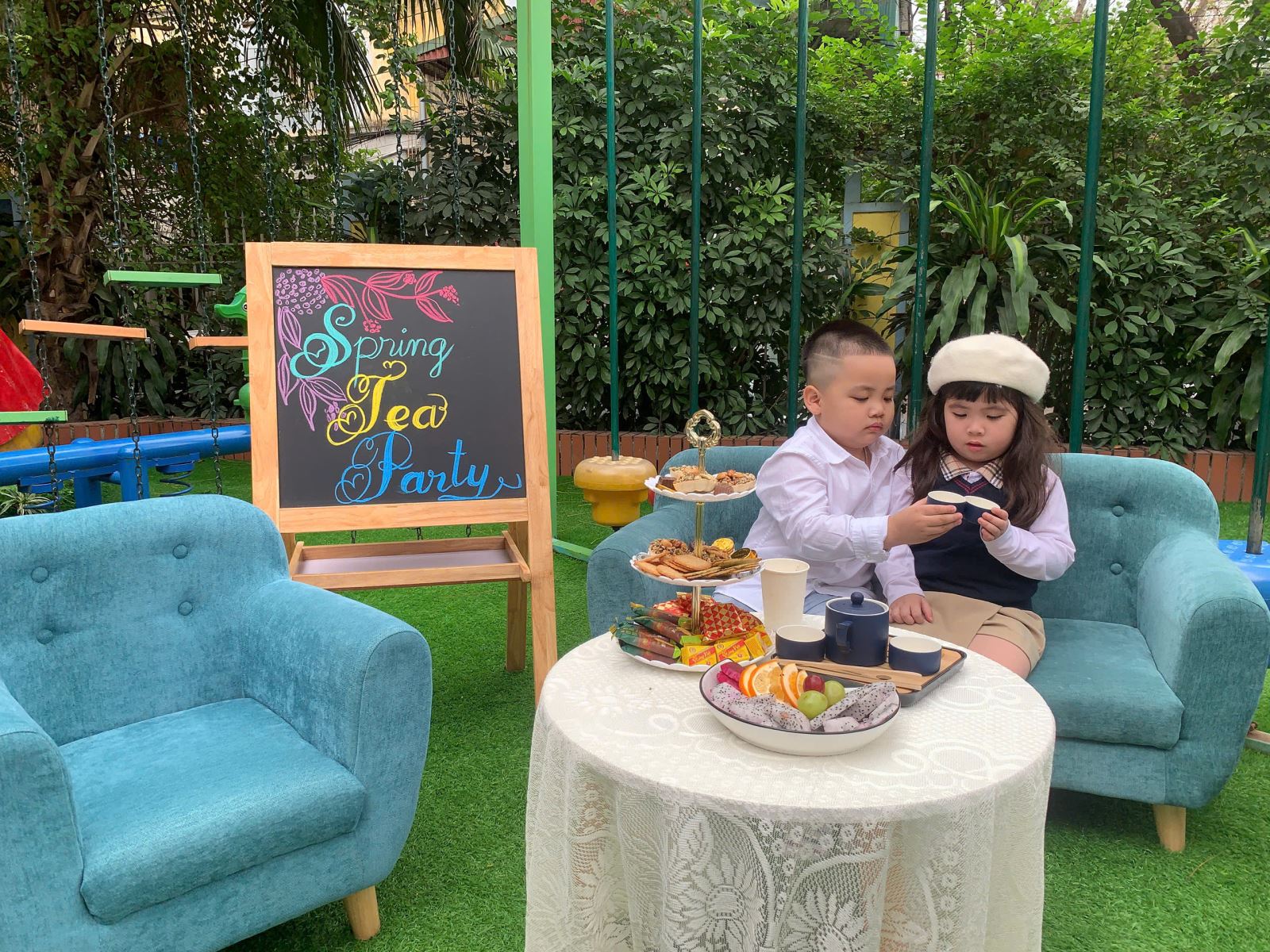 Hai em bé thật đáng yêu phải không ạ !!!!