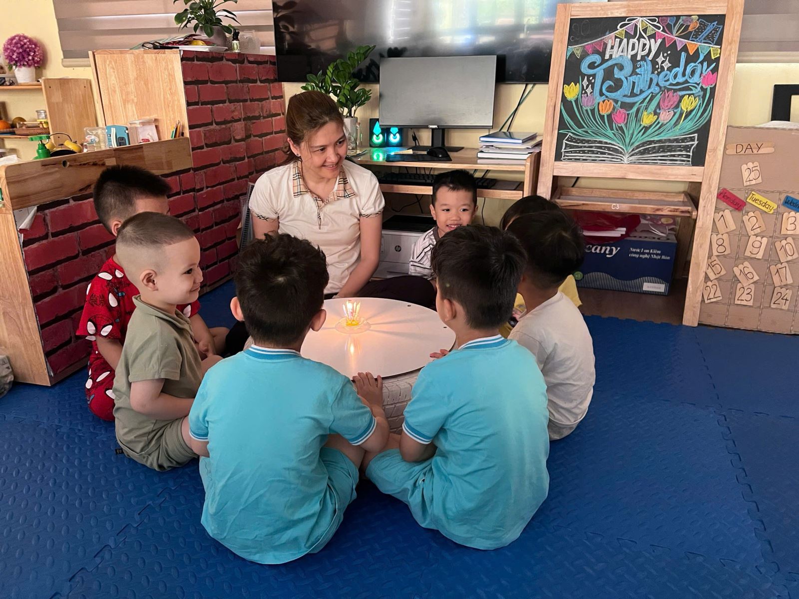 Các bé cùng tham gia hoạt động tắt đèn Giờ Trái Đất