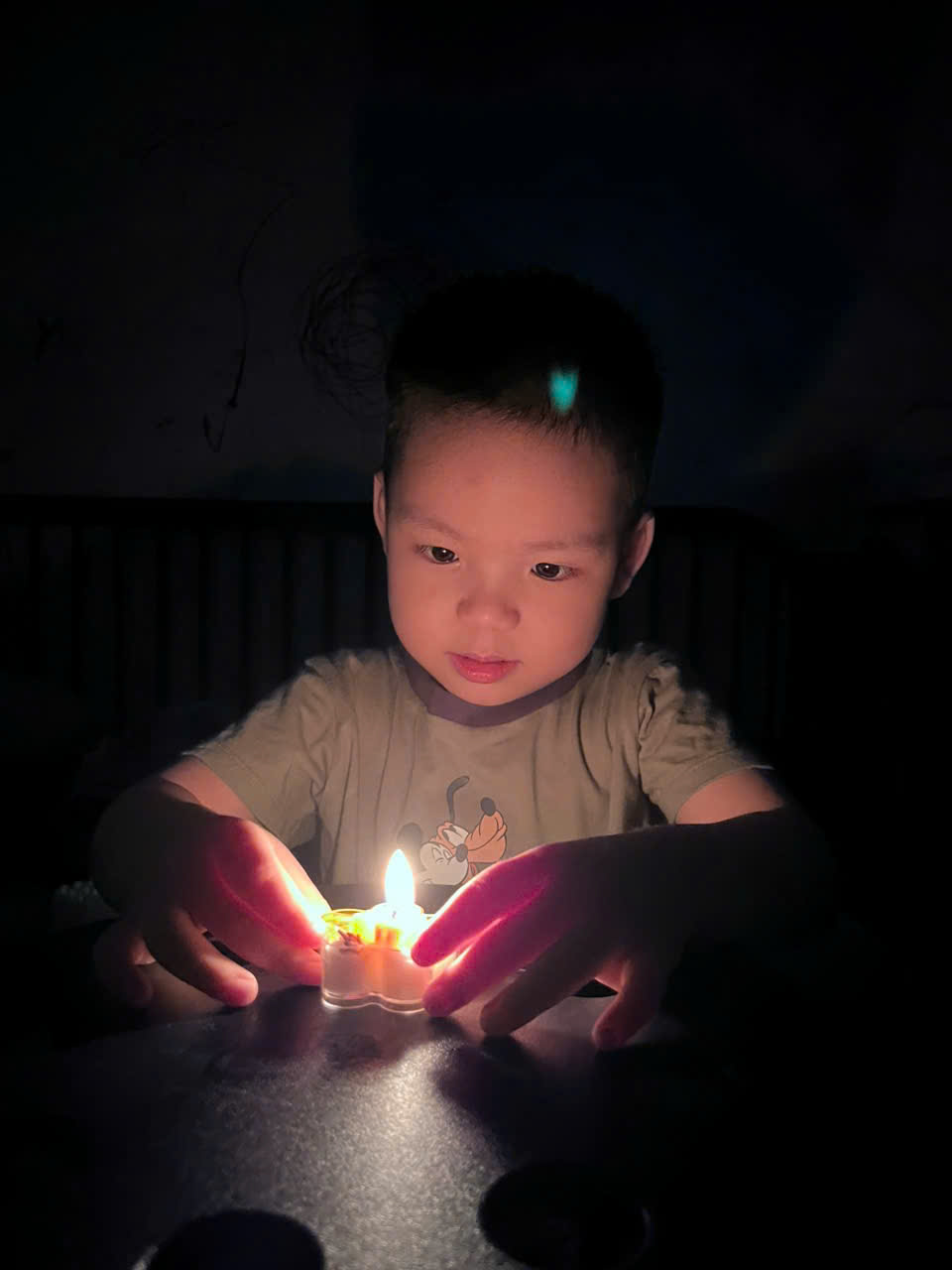 Bé Phúc Khang hưởng ứng hoạt động cùng bố mẹ