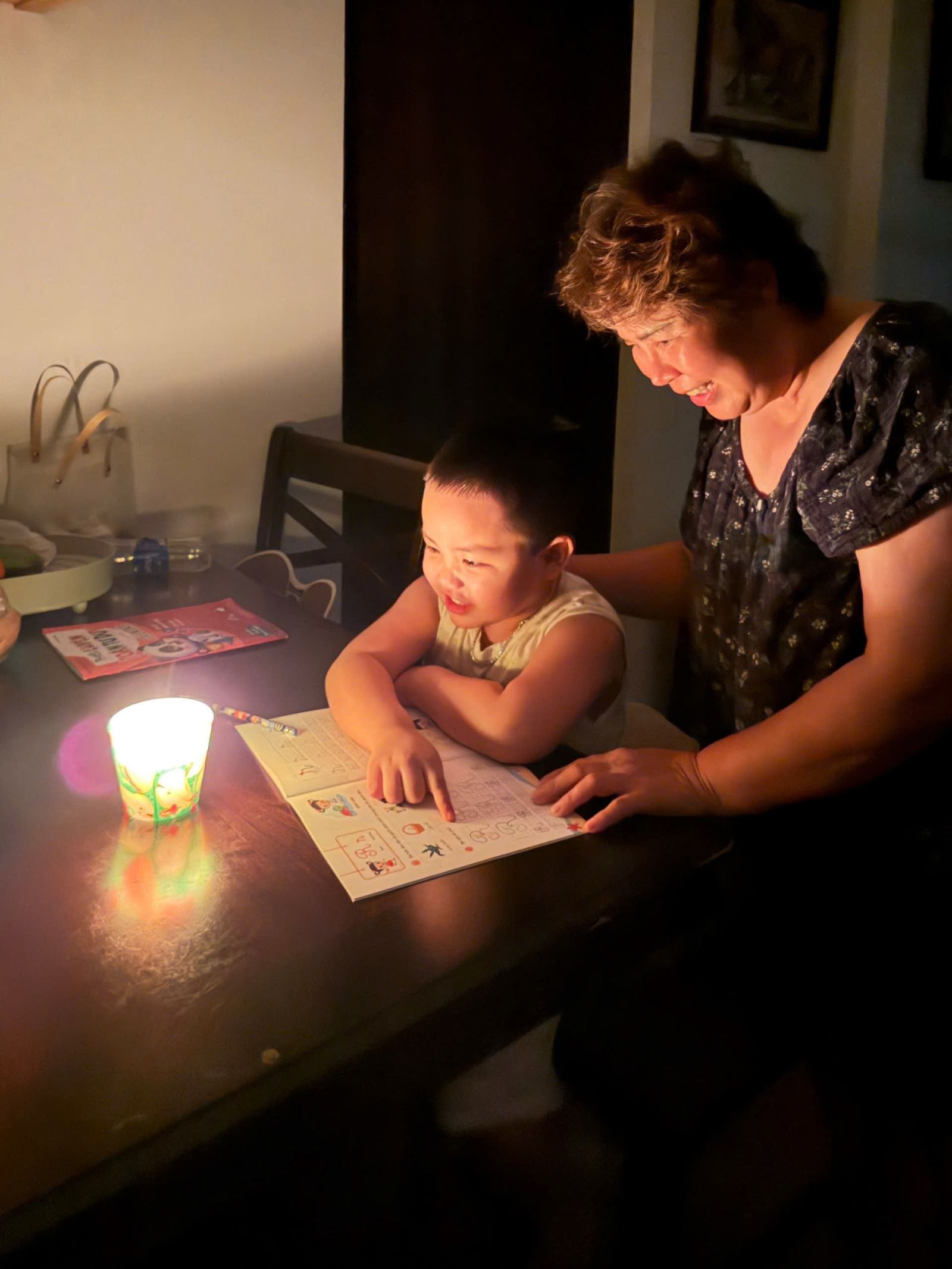 Bé Gia Kì cùng bà nội hưởng ứng hoạt động.