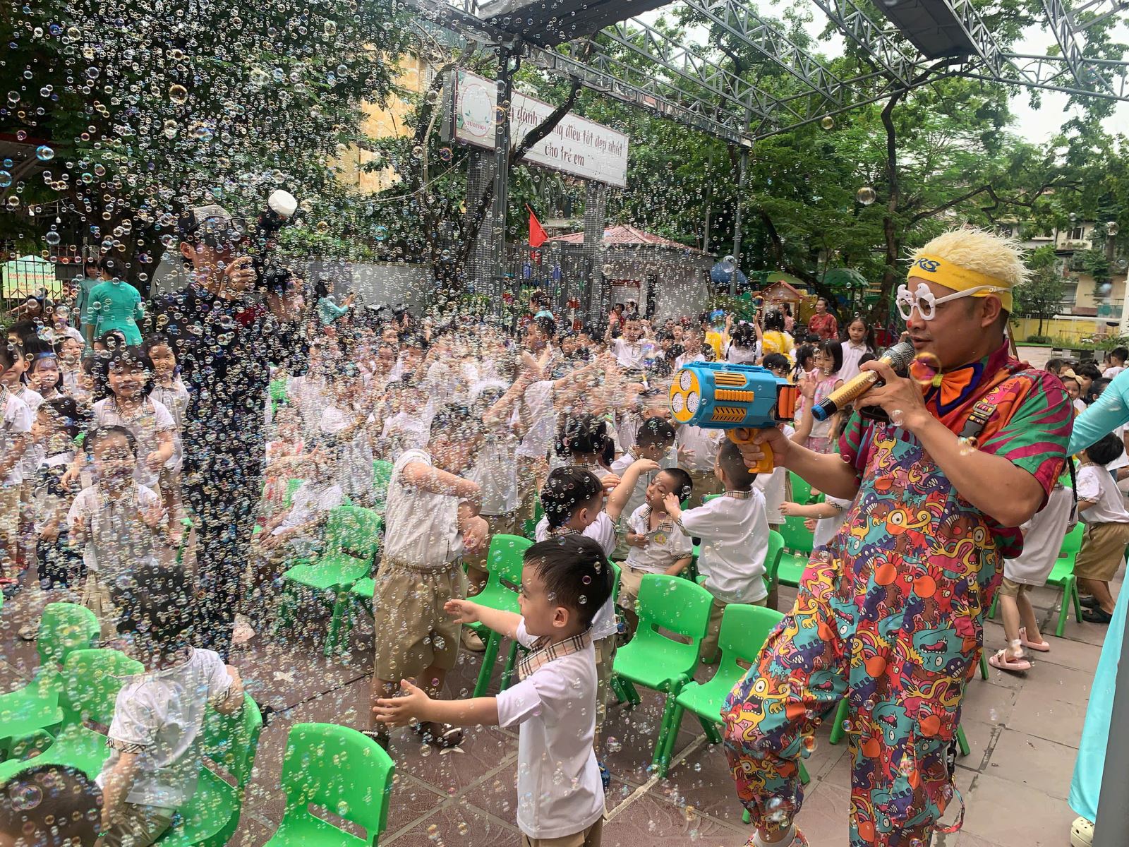 Trò chơi thổi bong bóng tuổi thơ của các em bé...