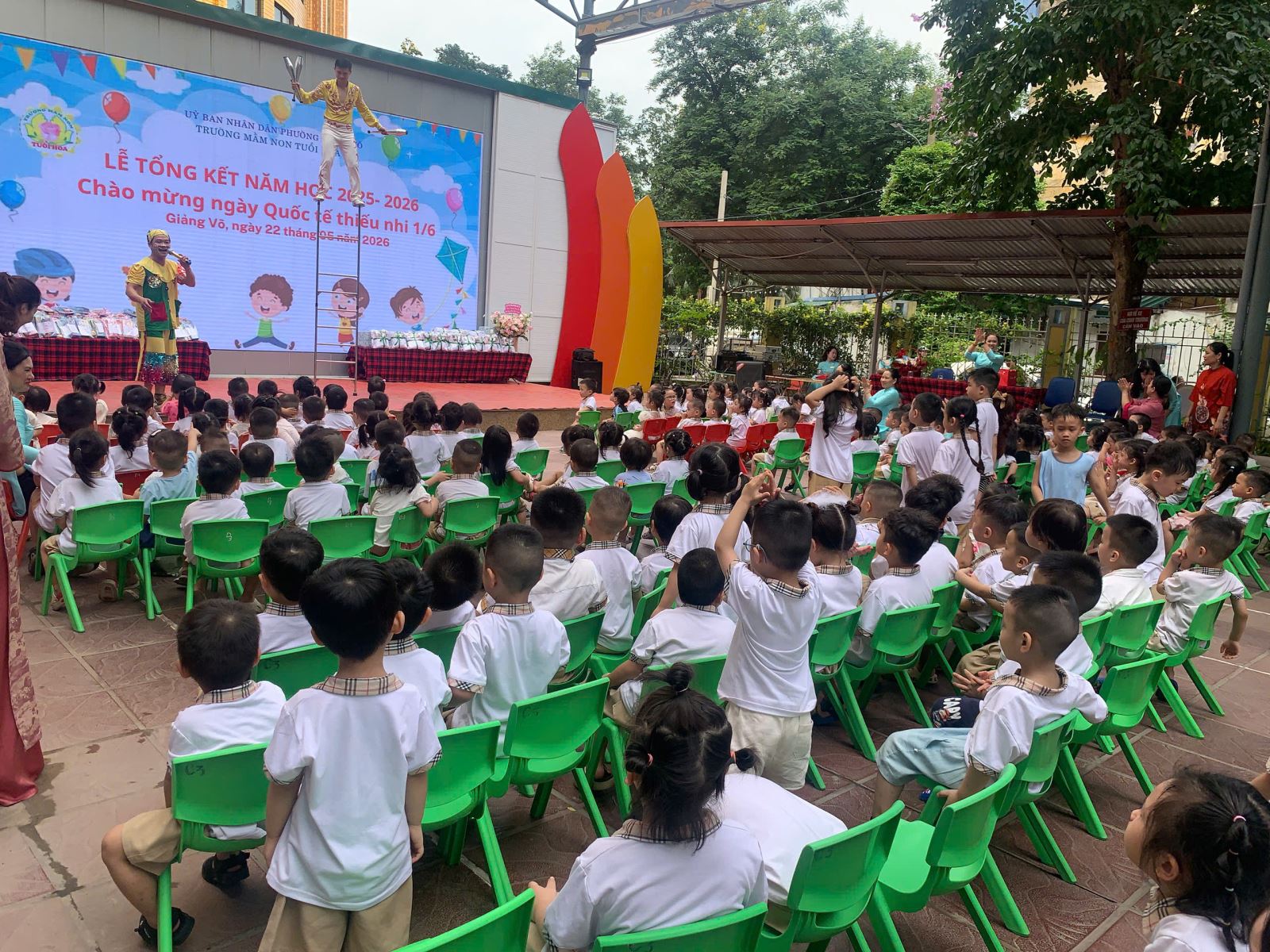 Tiết mục này vô cùng gay cấn thu hút ánh mắt của các bé ...
