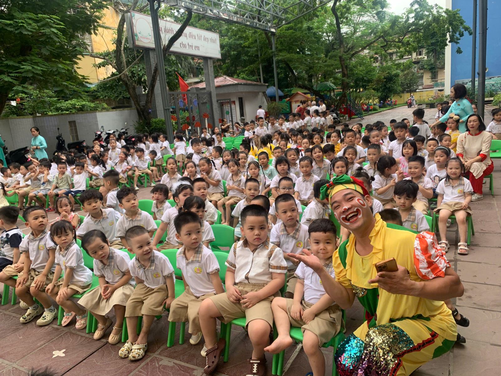 Các bé lớp C3 rất vui khi được chụp ảnh cùng chú hề ...
