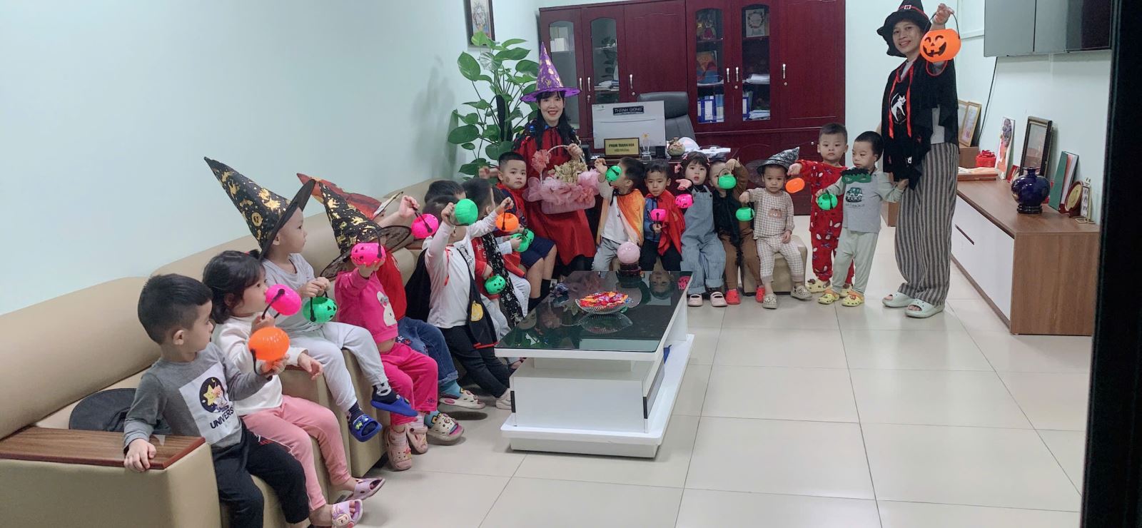 Bác hiệu trưởng của chúng mình luôn chào đón các bạn nhỏ dễ thương ạ !!!