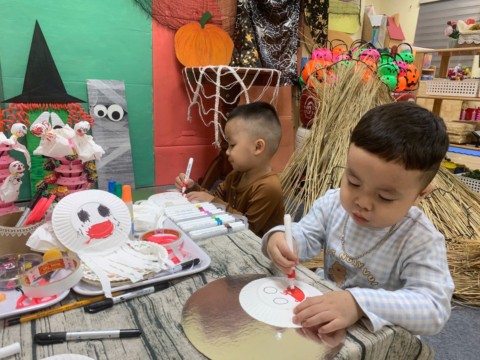 Các bé được làm những chiếc mặt nạ ma thật đáng yêu...