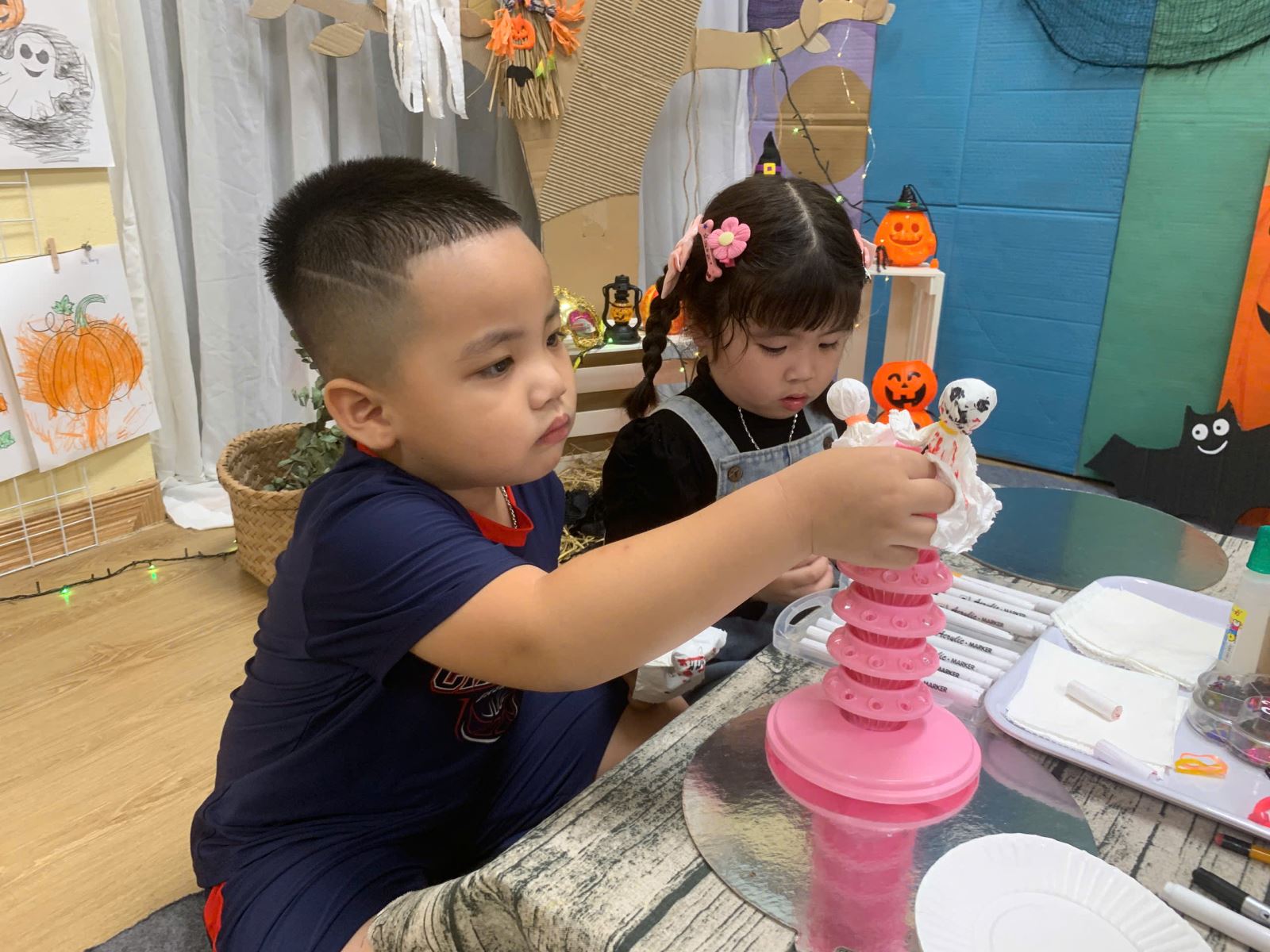 Những chiếc kẹo mút được chúng mình biến hóa thành những bạn ma thật cute phải không???