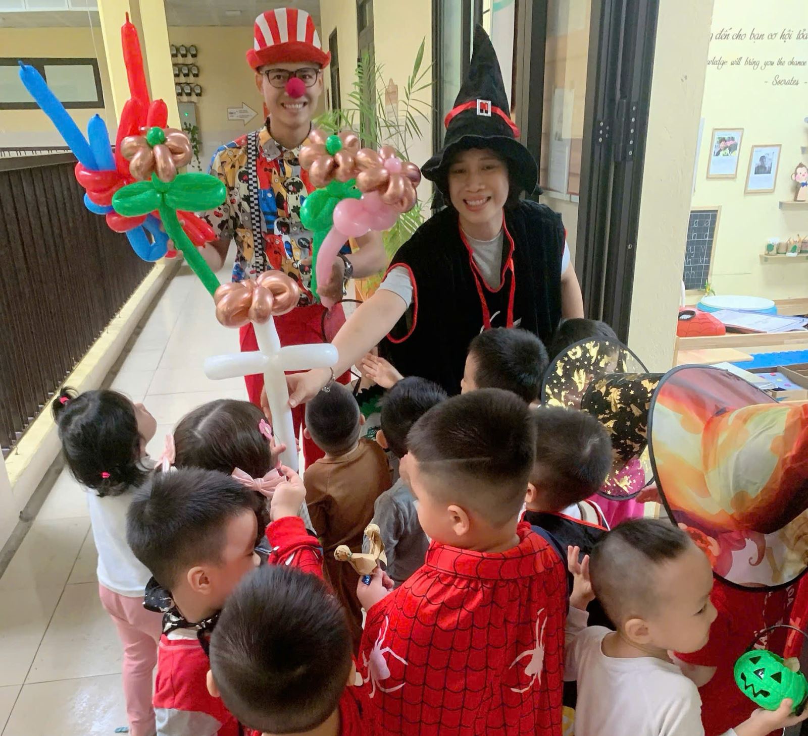 mỘT NHÂN VẬT THẬT BẤT NGỜ ĐÃ XUẤT HIỆN ĐÓ LÀ CHÚ HỀ VẶN BÓNG TẶNG CÁC BÉ !!!