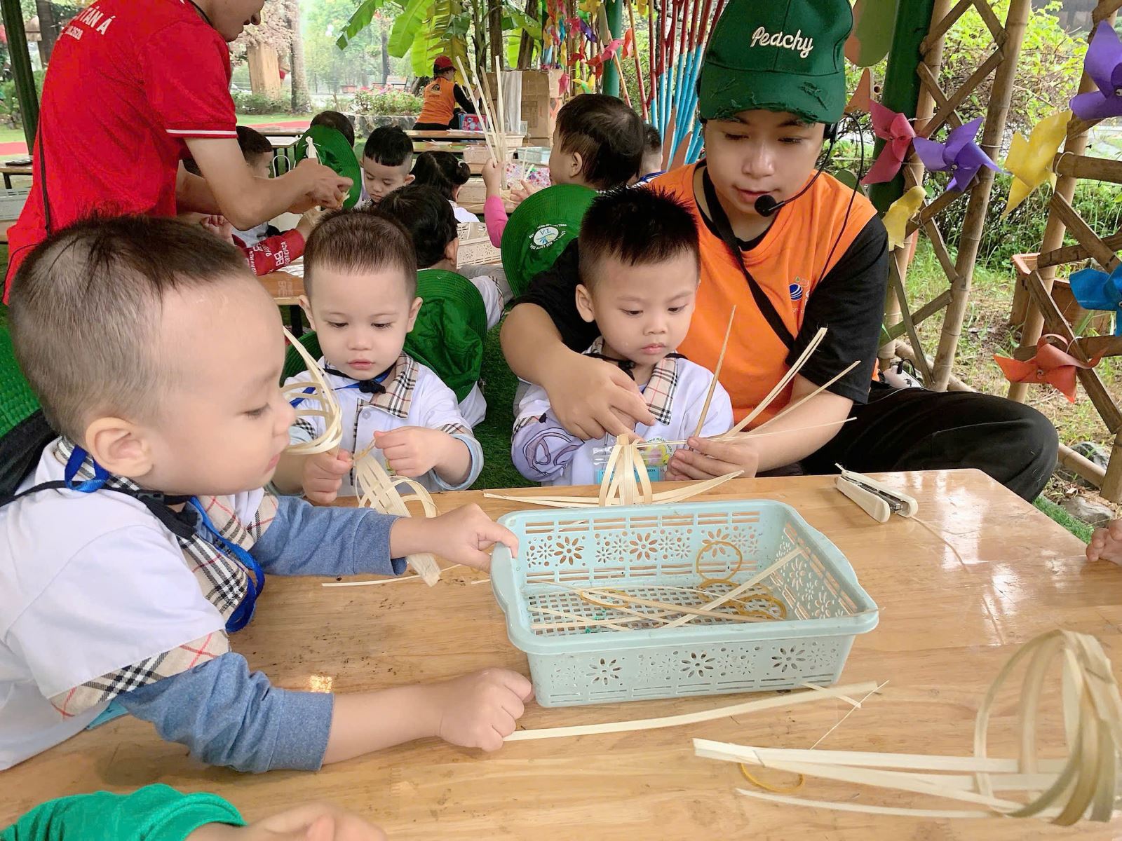 Các bé cùng đóng vai những người thợ nghề đan nát ....