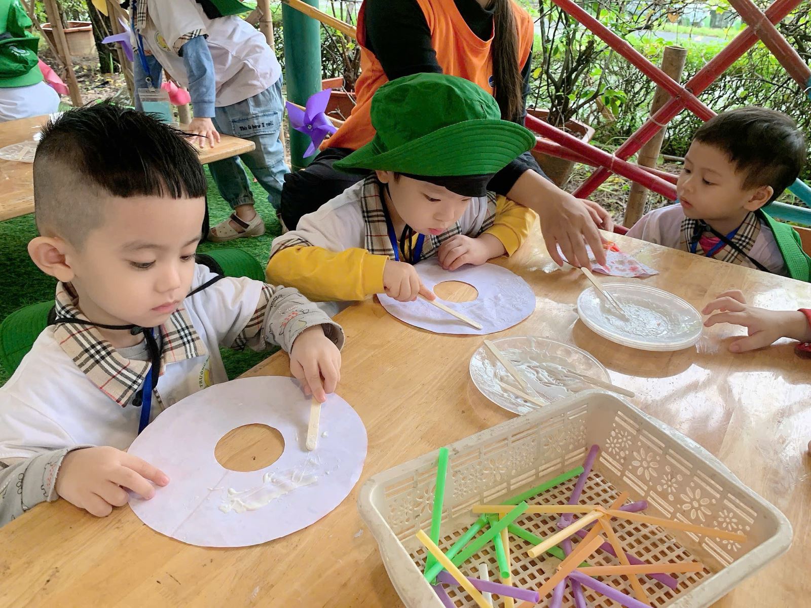 Nghề làm quạt giấy cũng rất thú vị ạ ...