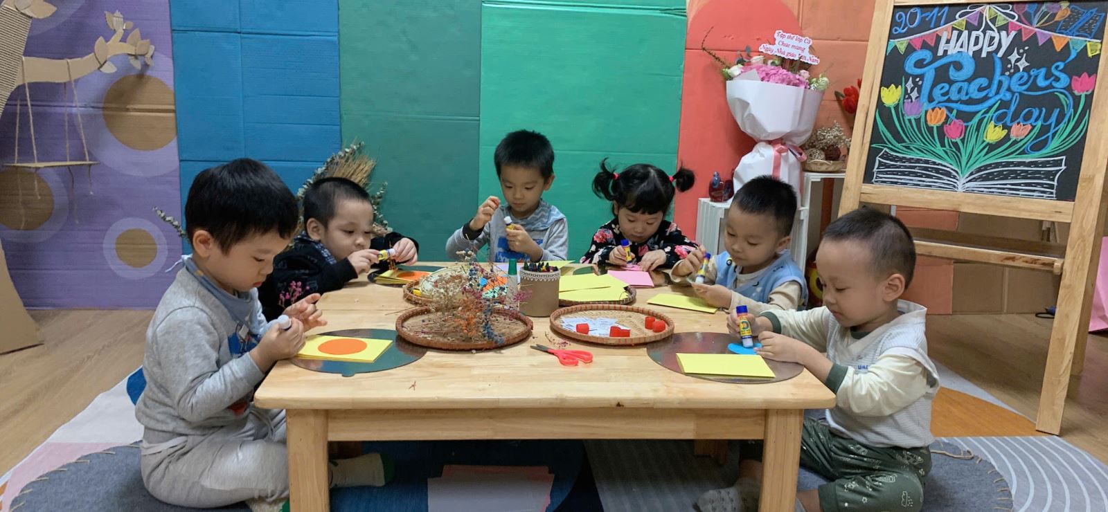 Các bé tự tay làm những tấm thiệp tặng các cô giáo ...